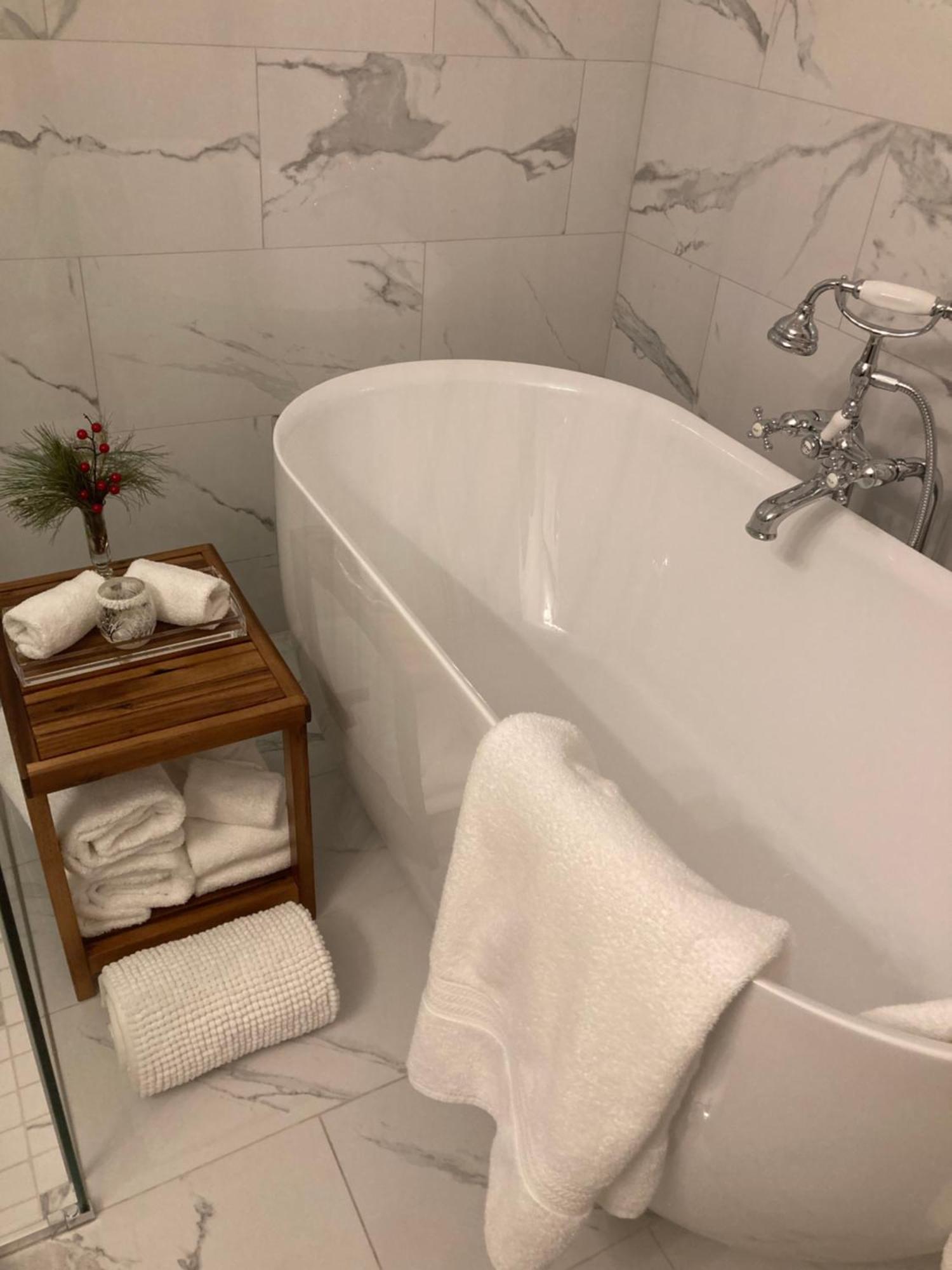 Queen Room with Spa Bath
