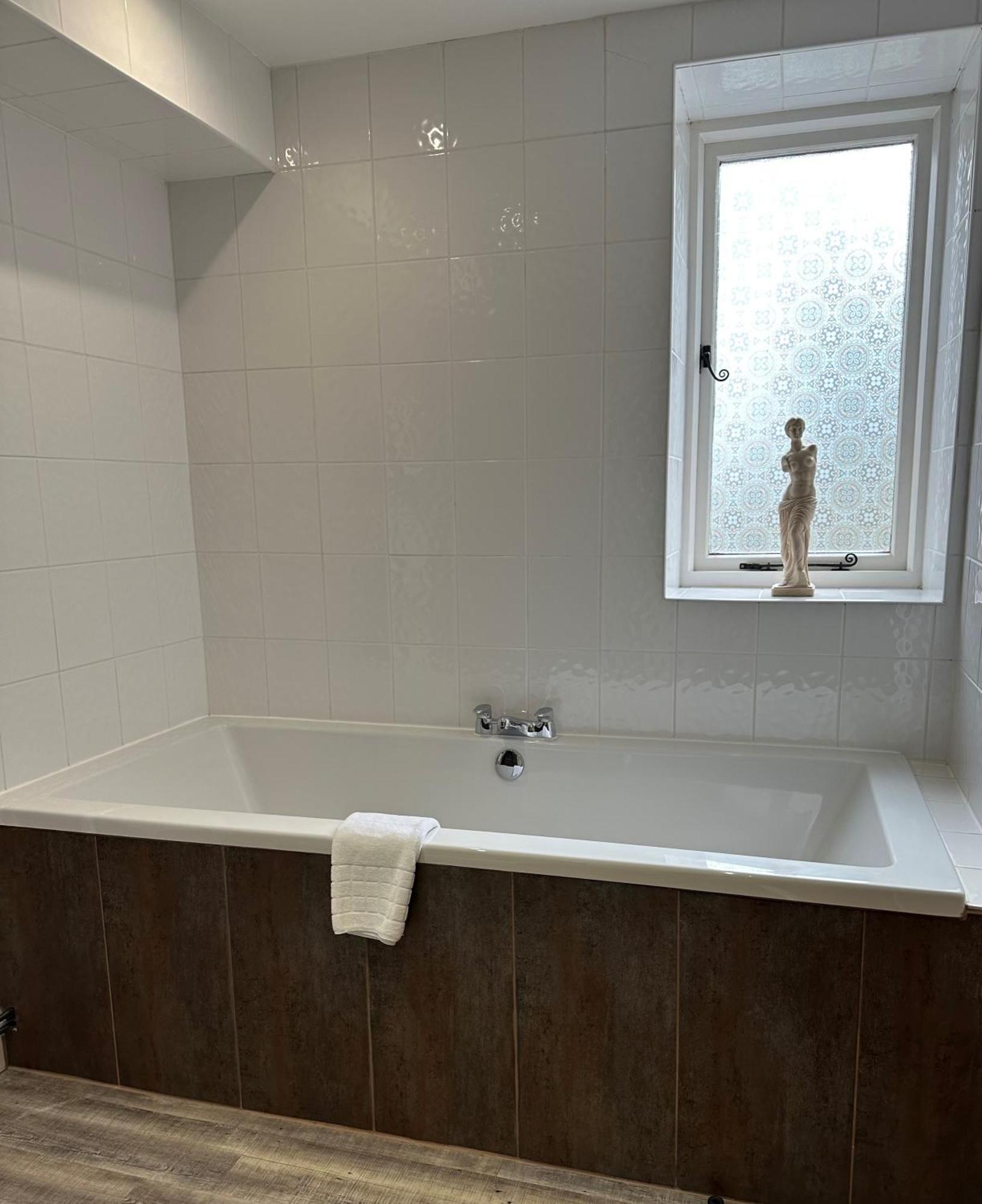 Double Room Bath,1547018056:JPEG