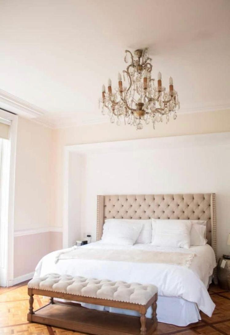 Suite con cama grande y balcón