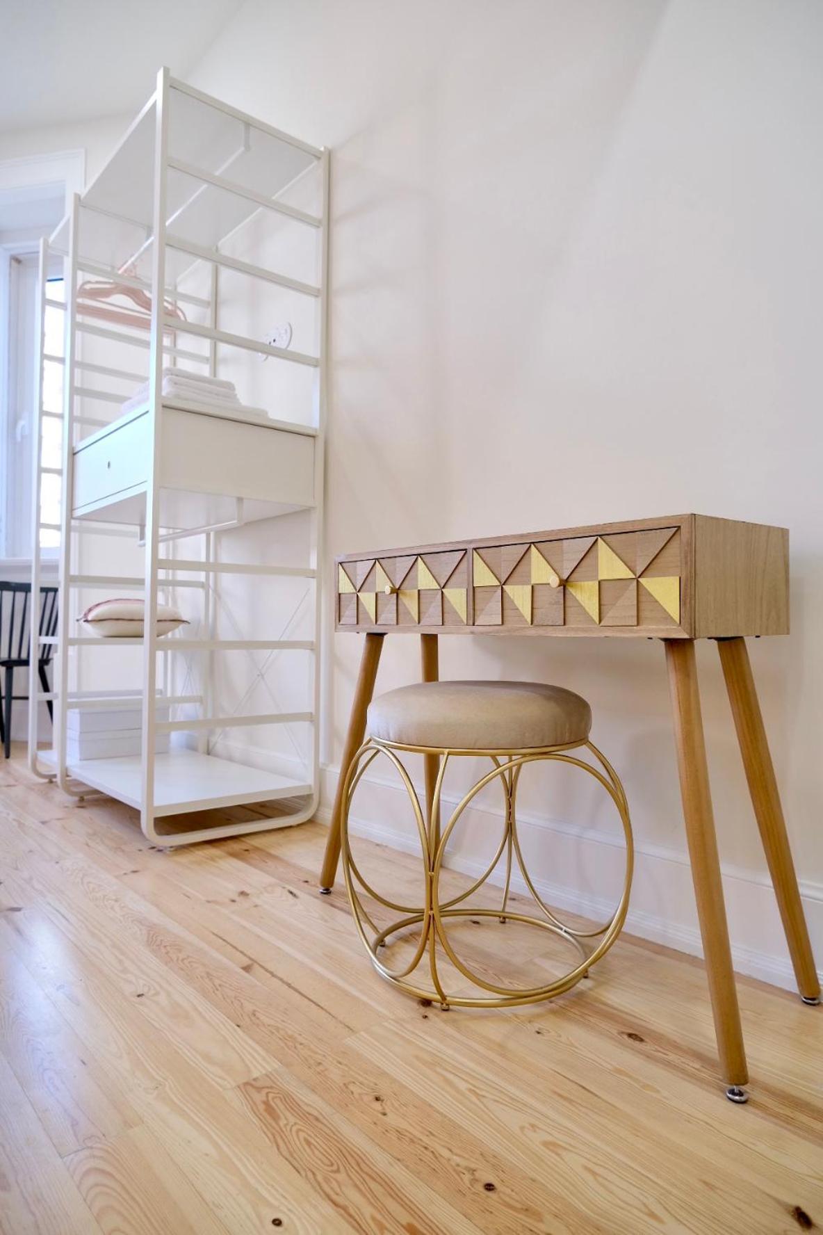 Habitación con cama grande y vistas al jardín