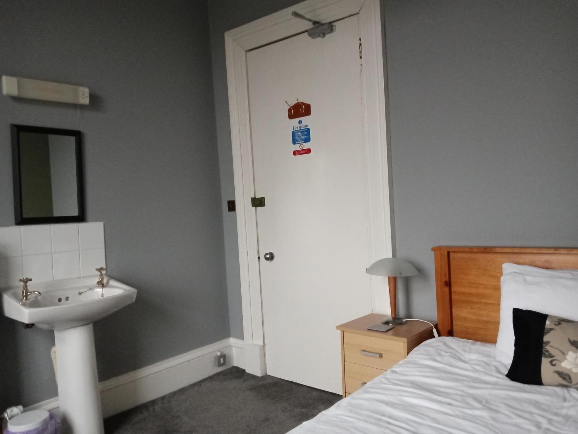 Chambre Simple avec Toilettes Communes