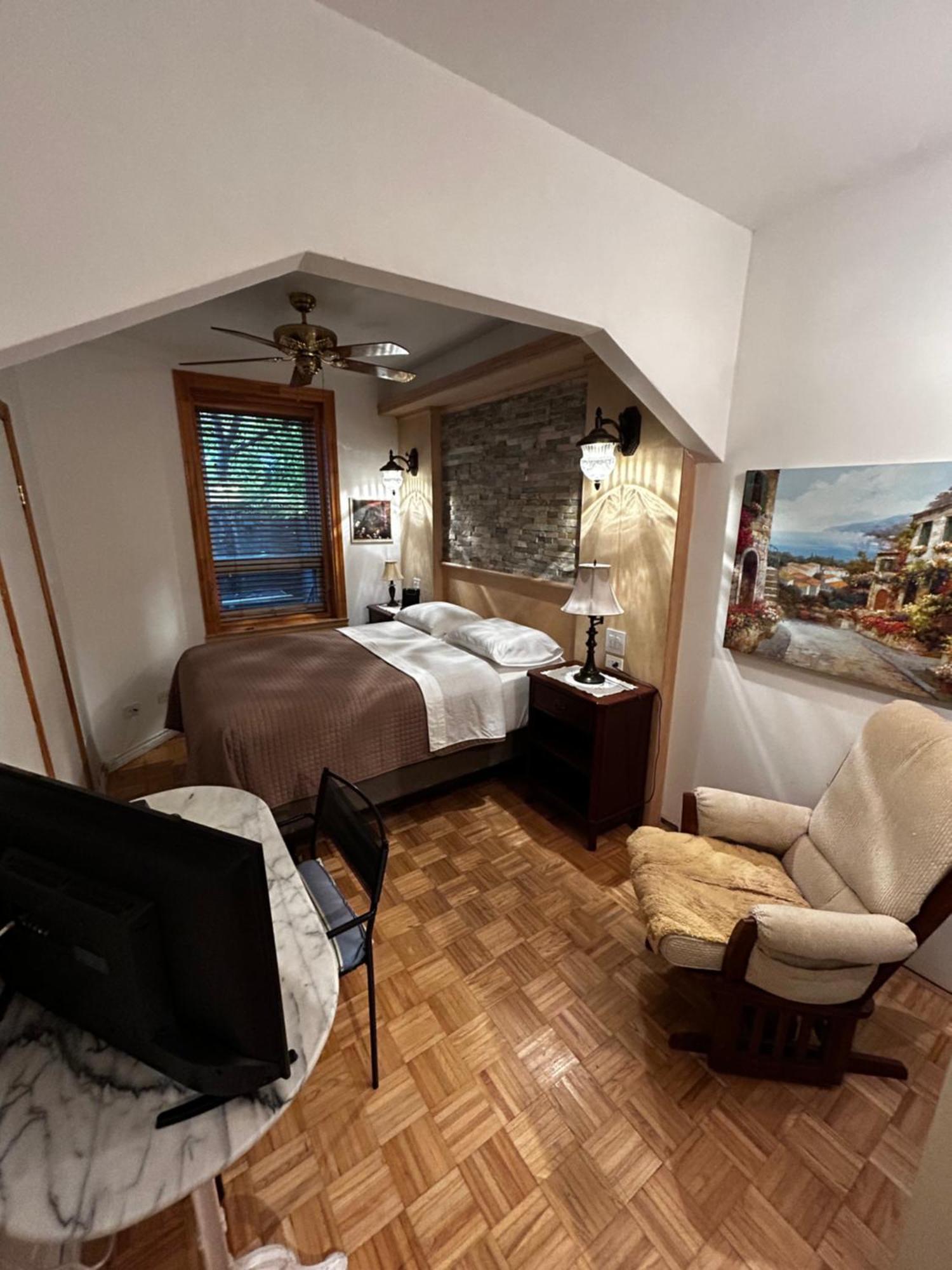 Queen Room (Mamie),1586844139:JPEG