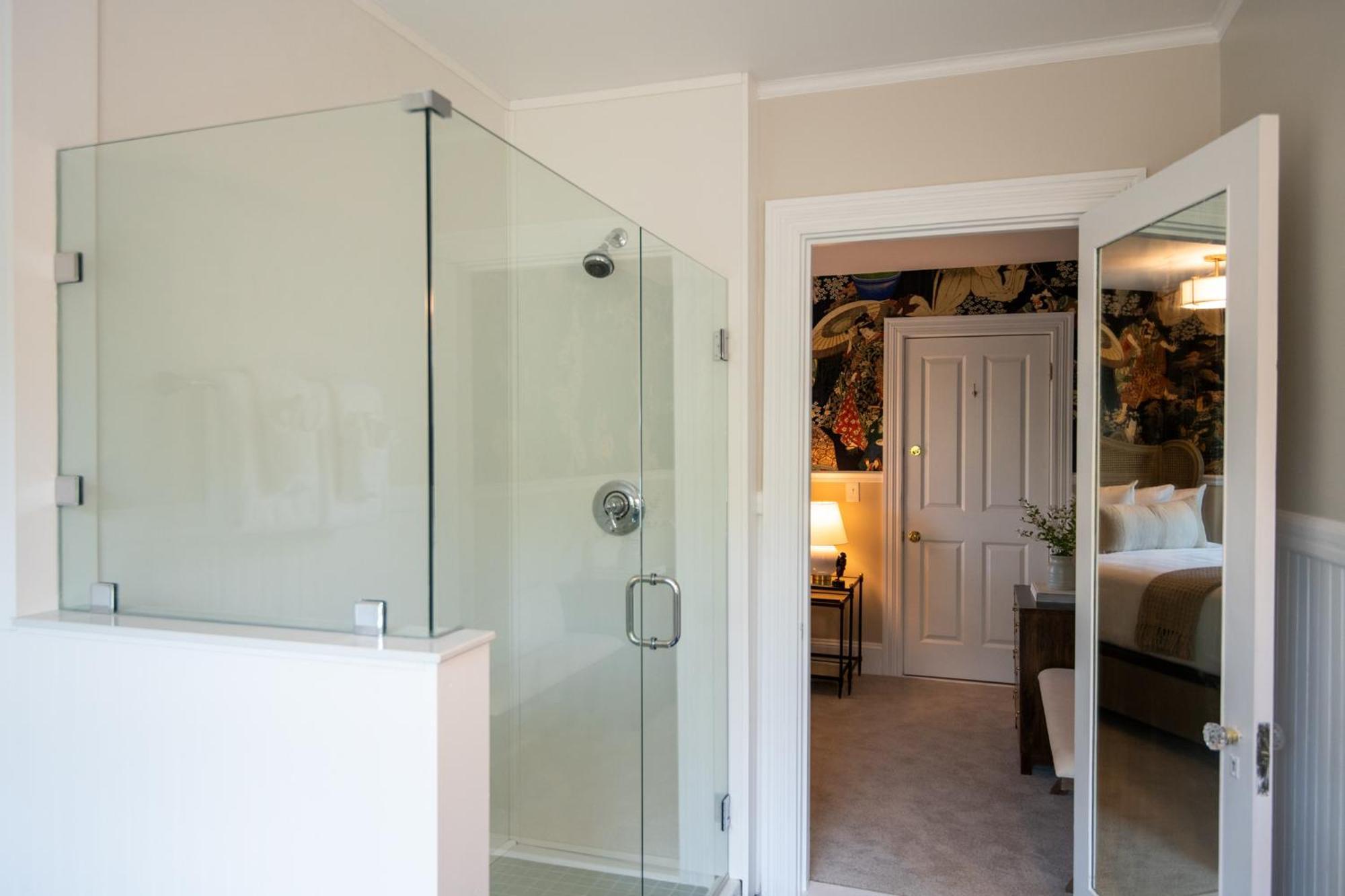 Classic Queen, room 8,1587516947:JPEG