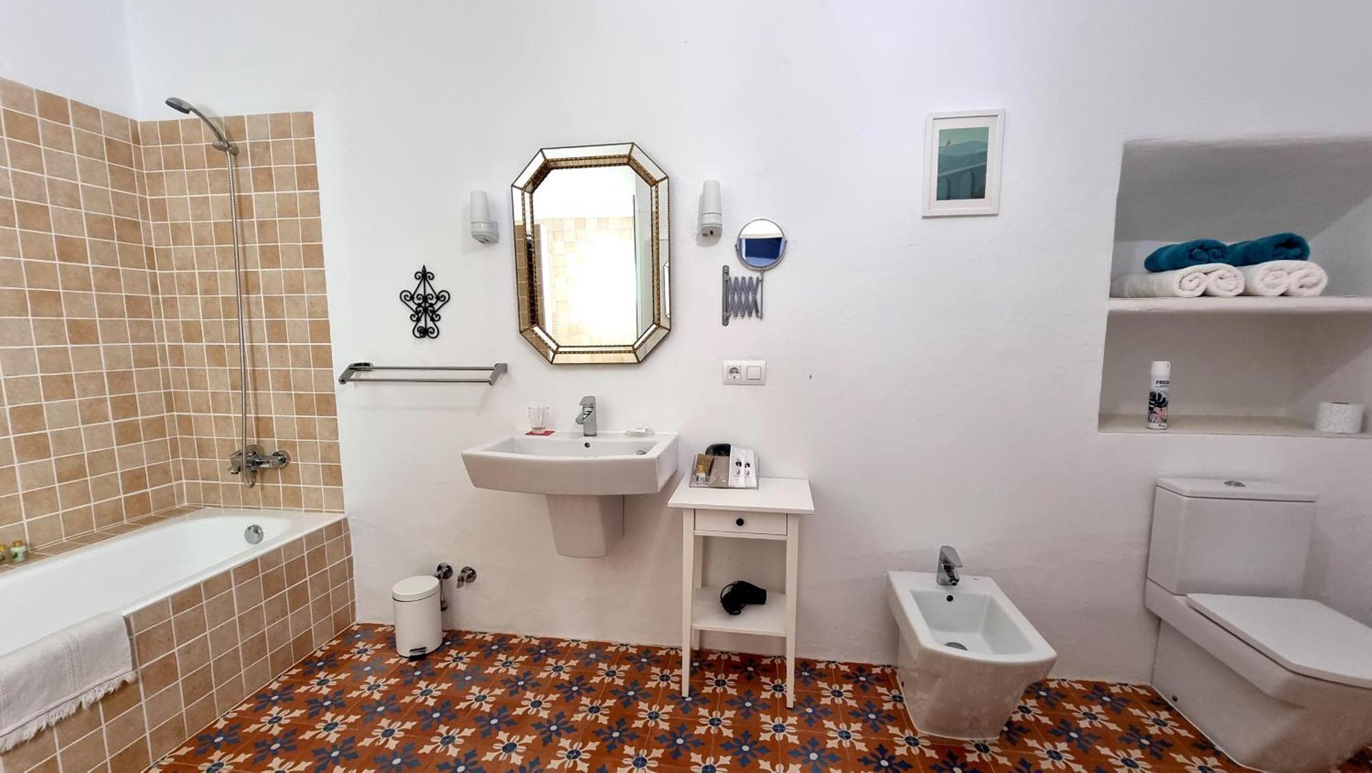 Habitación con cama extragrande.