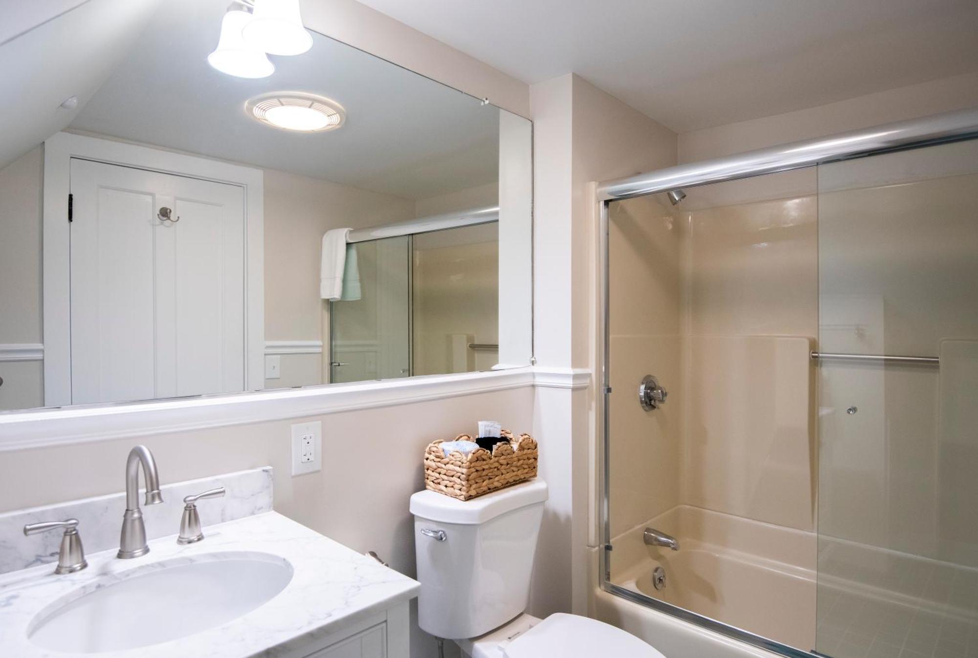 Deluxe King, Room 16,1592901547:JPEG