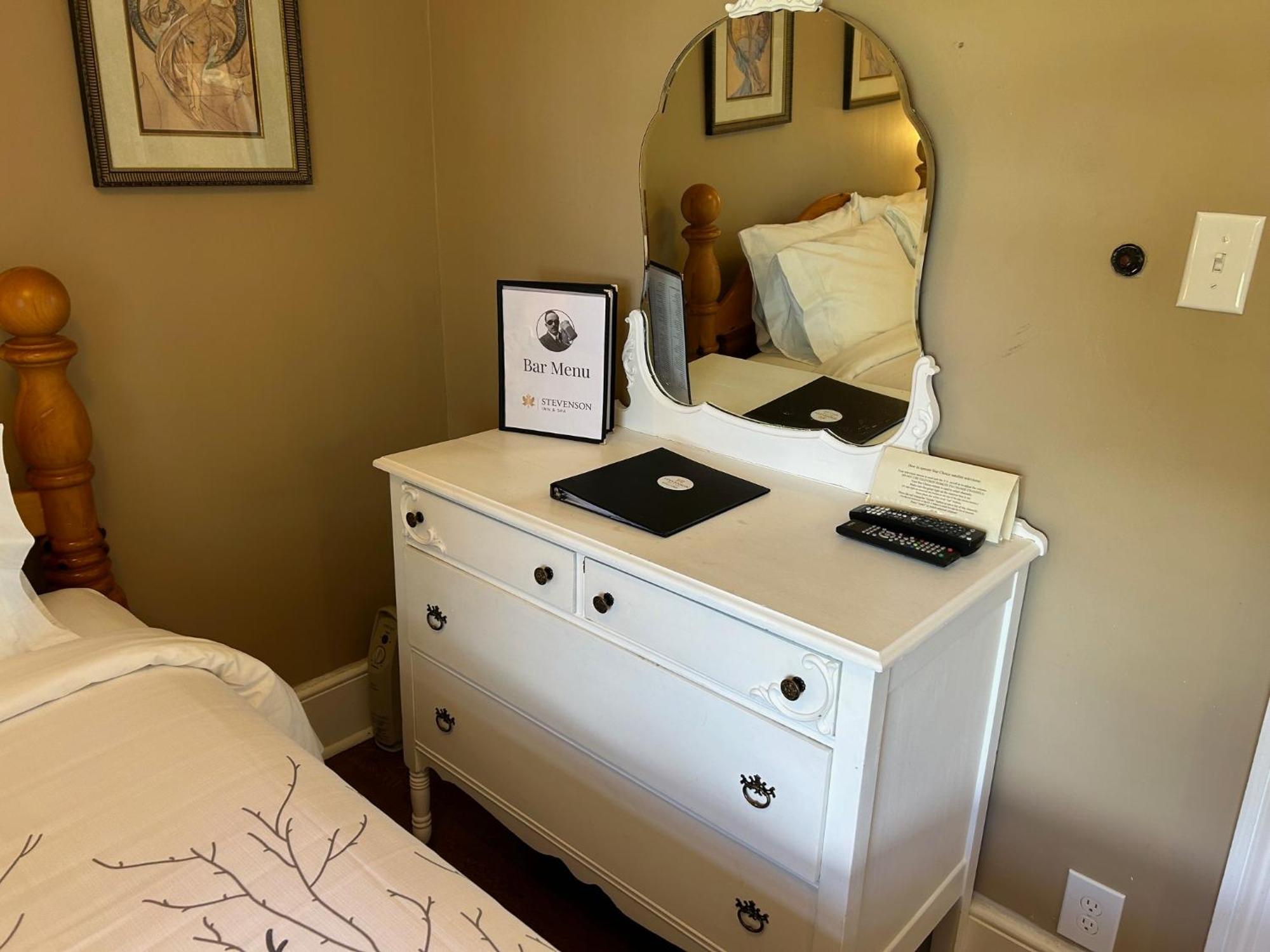 Queen Room with Shared Shower and Bath