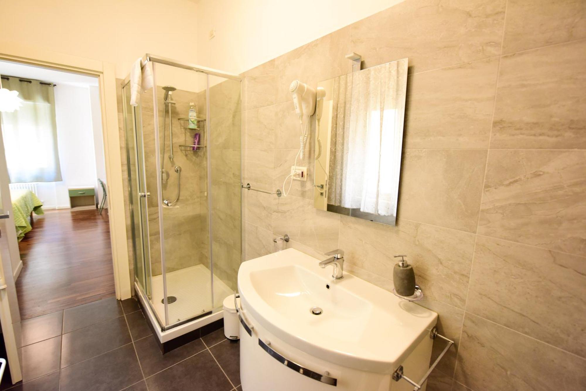 Triple Room Bathroom,1594841917:JPEG