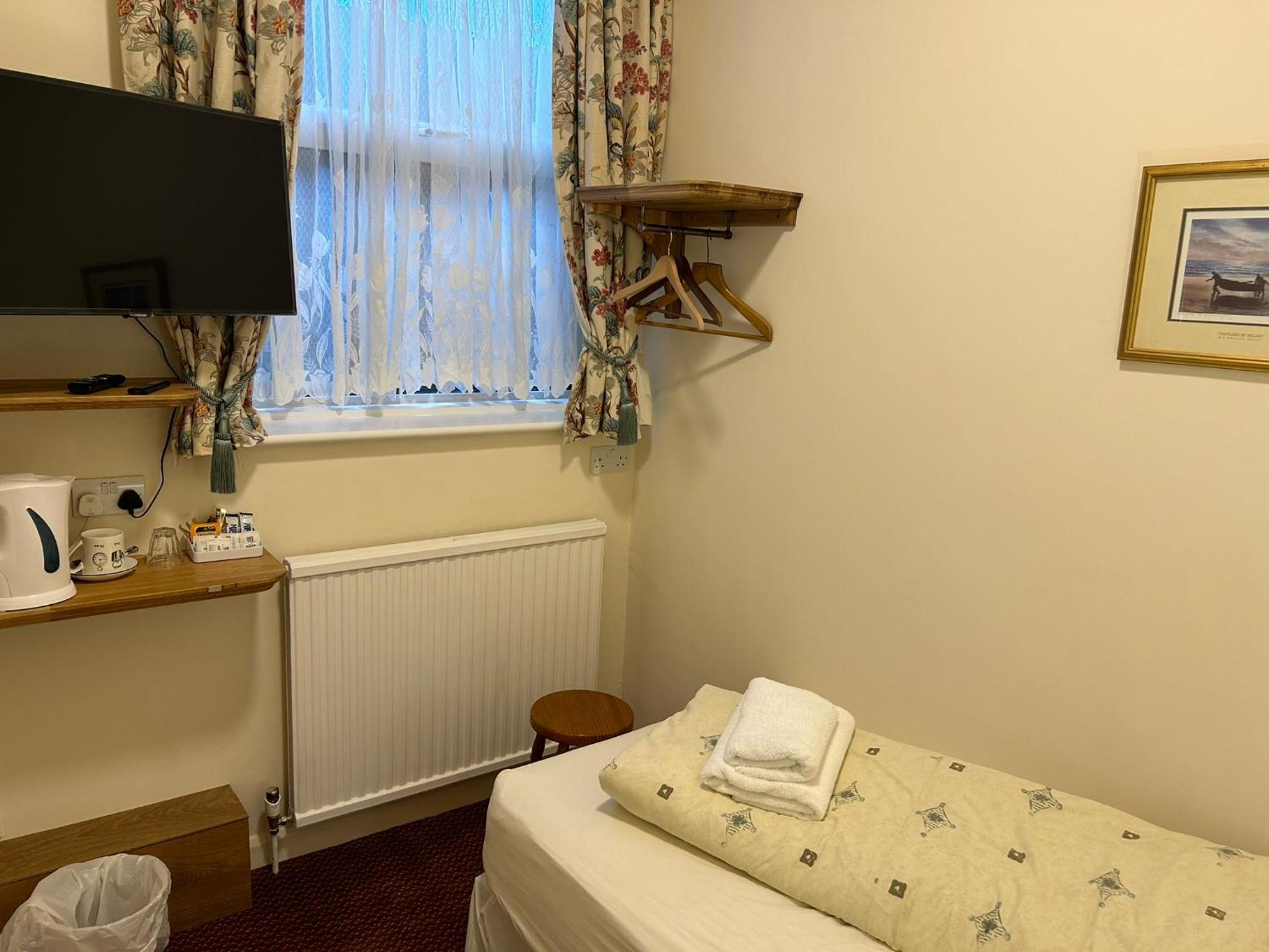 En Suite Single Room,1595396235:JPEG