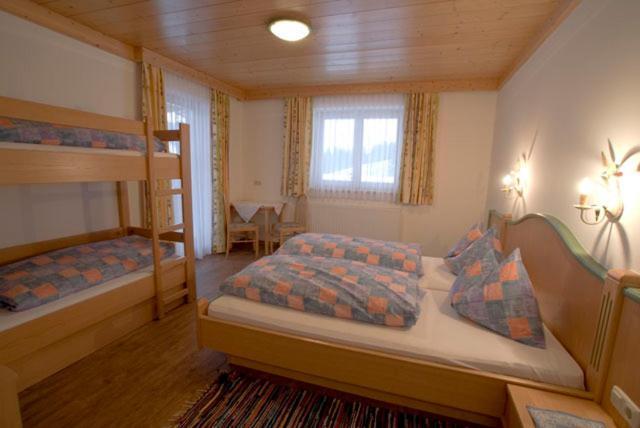 Familienzimmer mit Doppelbett