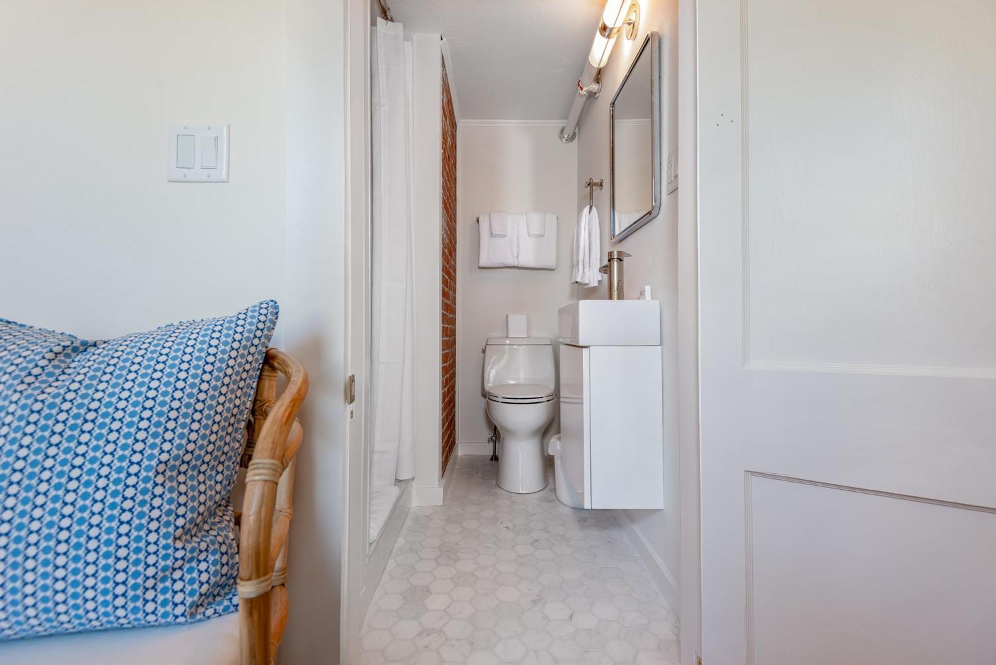 Deluxe Full Room Private Bathroom 32,1595435279:JPEG