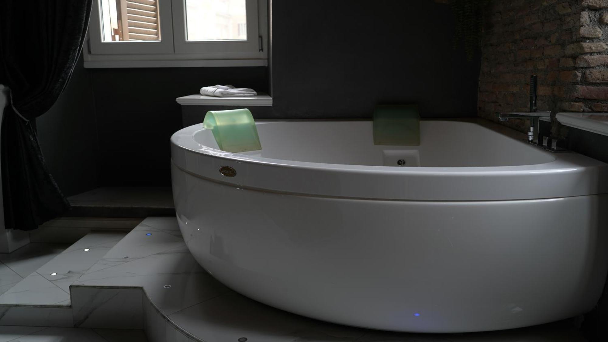 King Suite Spa Bath