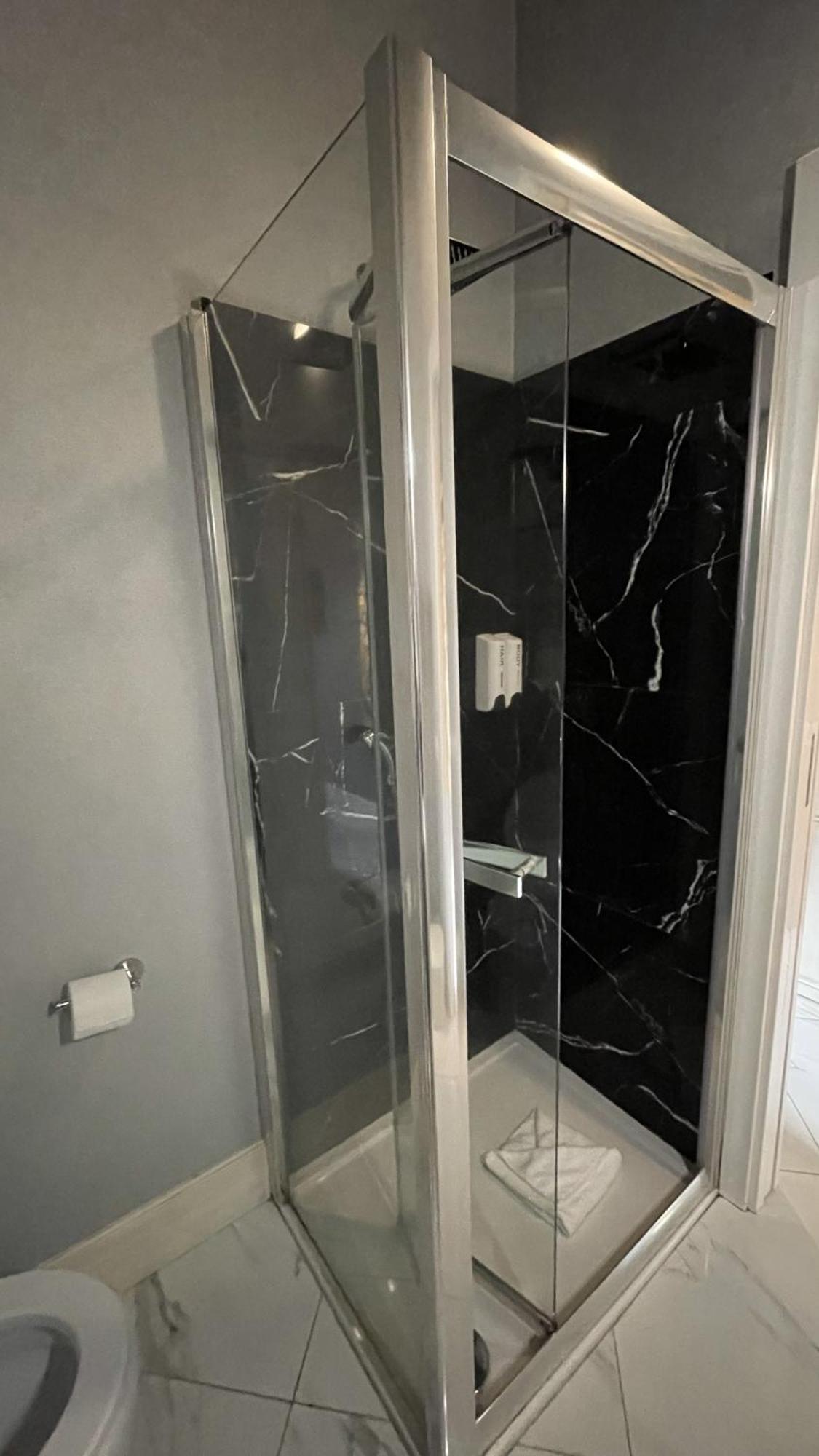 Deluxe Double Room Shower