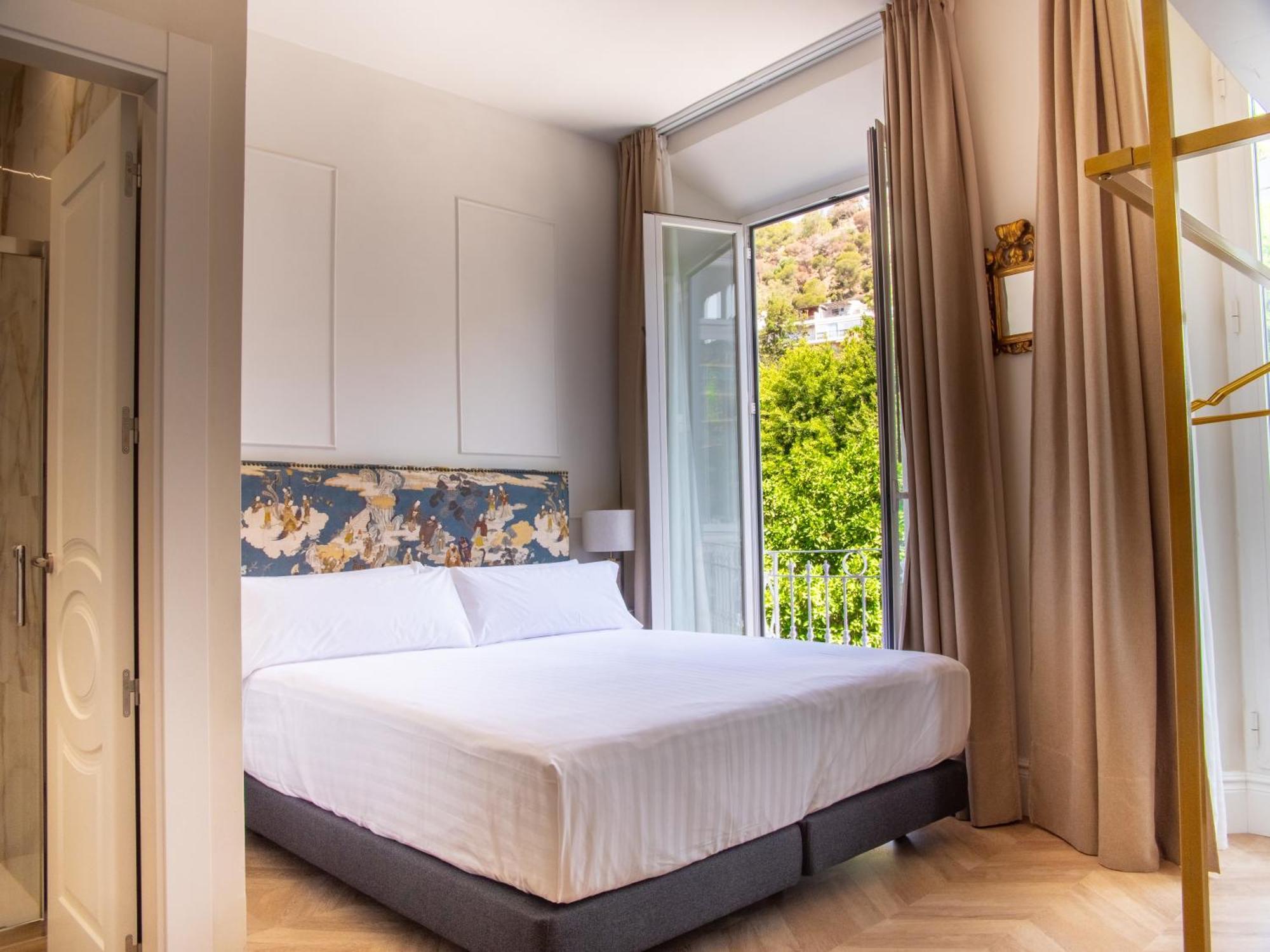 Habitación con cama extragrande y vistas a la montaña
