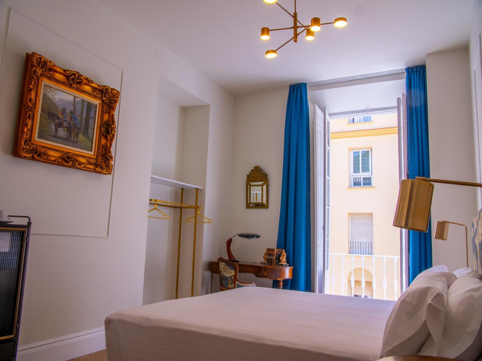 Habitación con cama grande y balcón