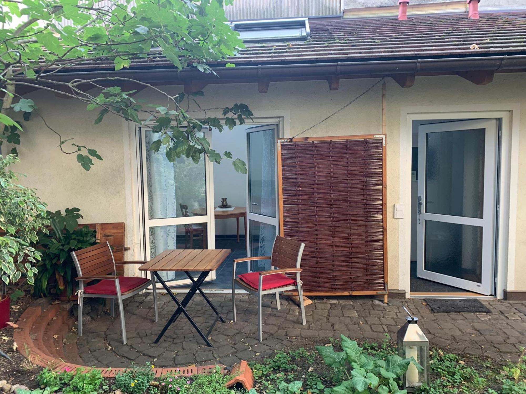 Zimmer mit Queensize-Bett und Gartenblick