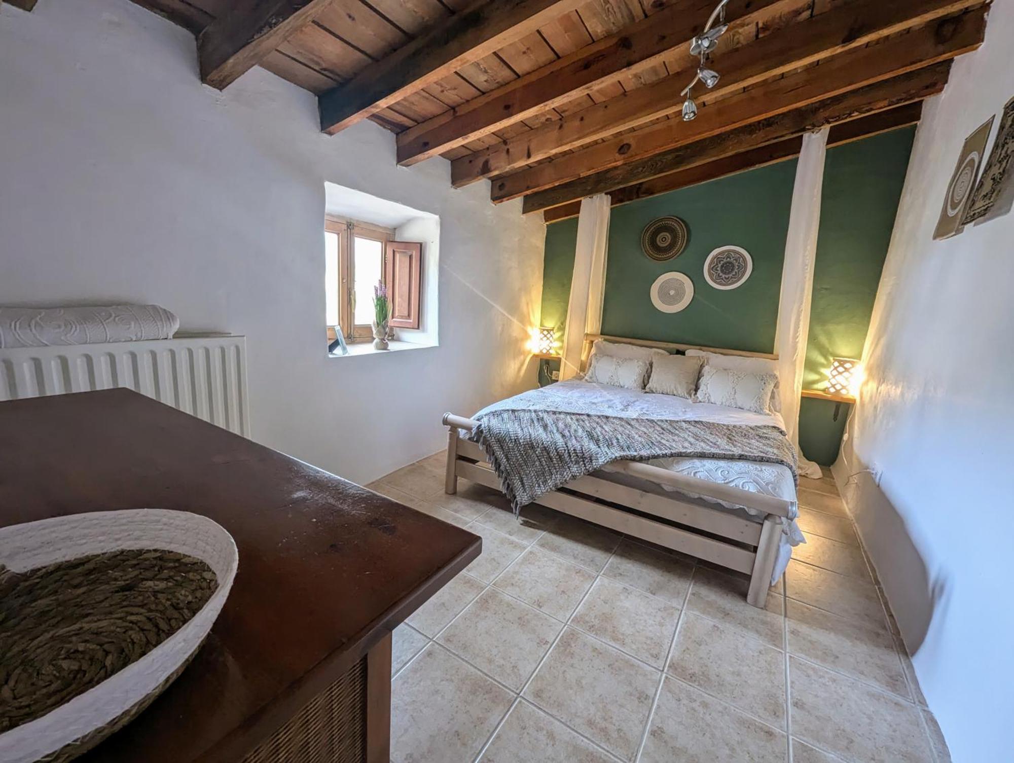 Queen Room with Shared Bathroom