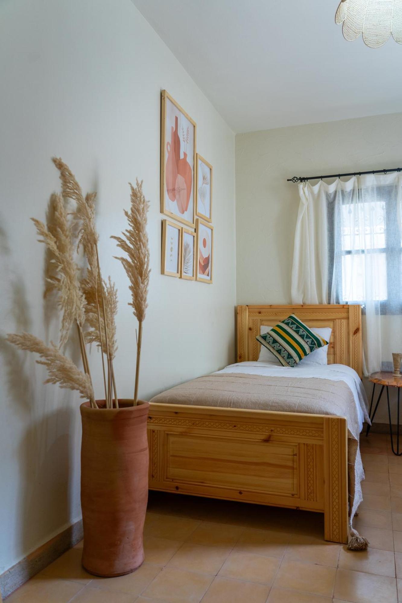 Deze driepersoonskamer heeft een gedeelde badkamer.