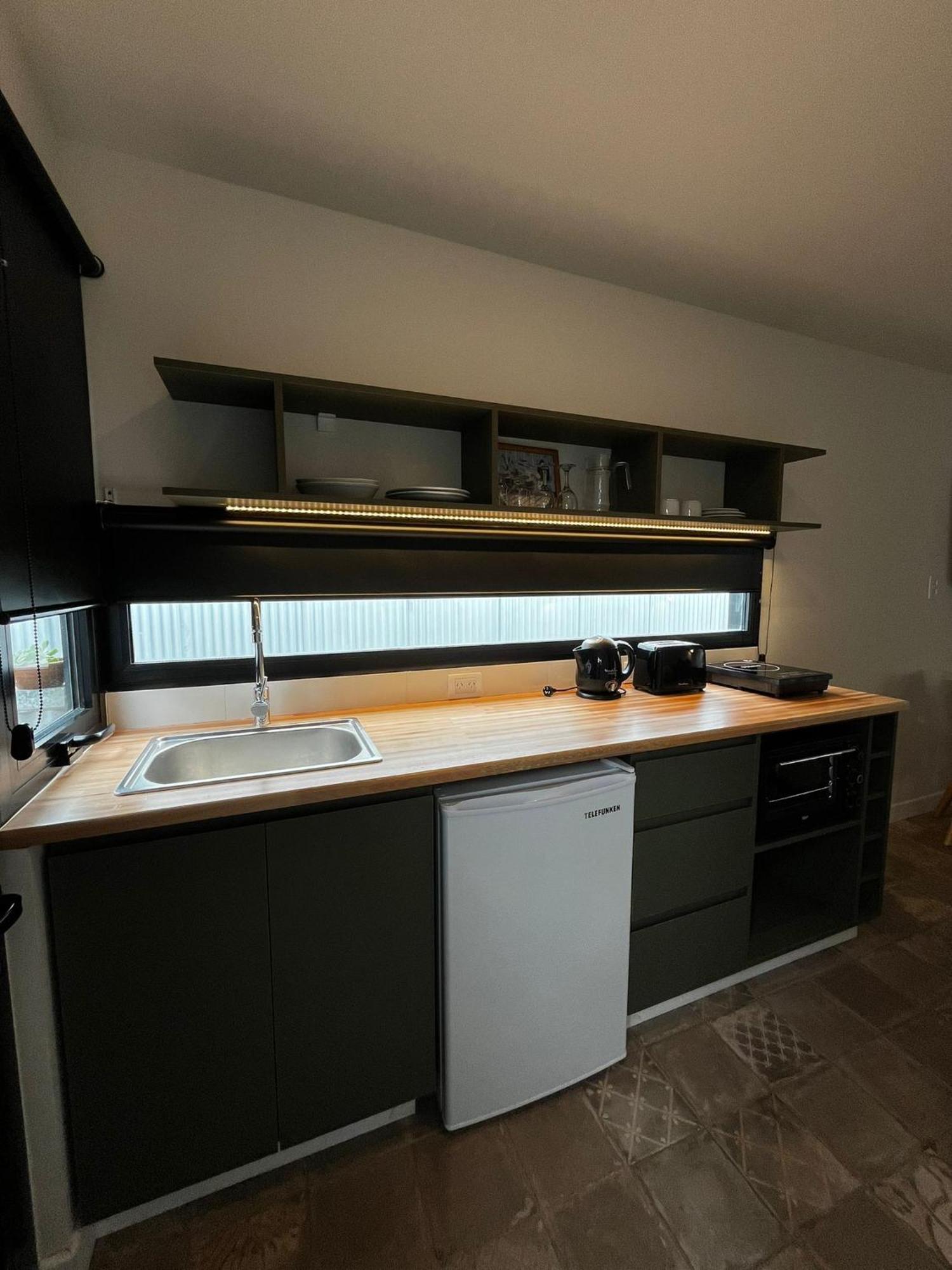 Habitación con cama grande y vistas al jardín