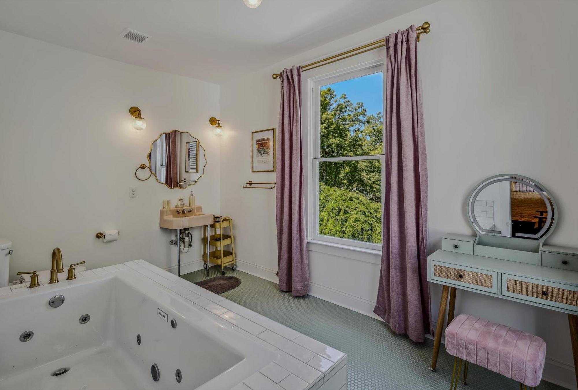 King Room with Spa Bath