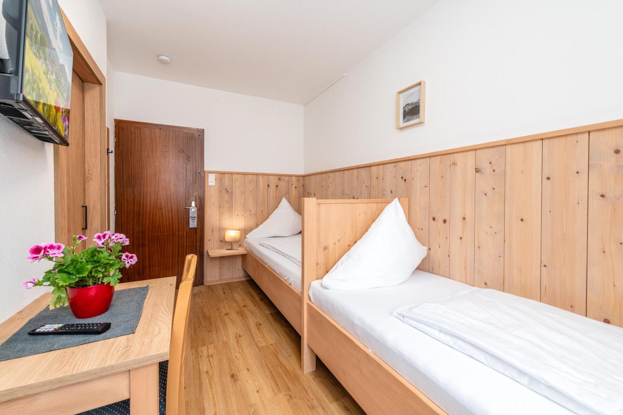 Twin Room,1624760495:JPEG