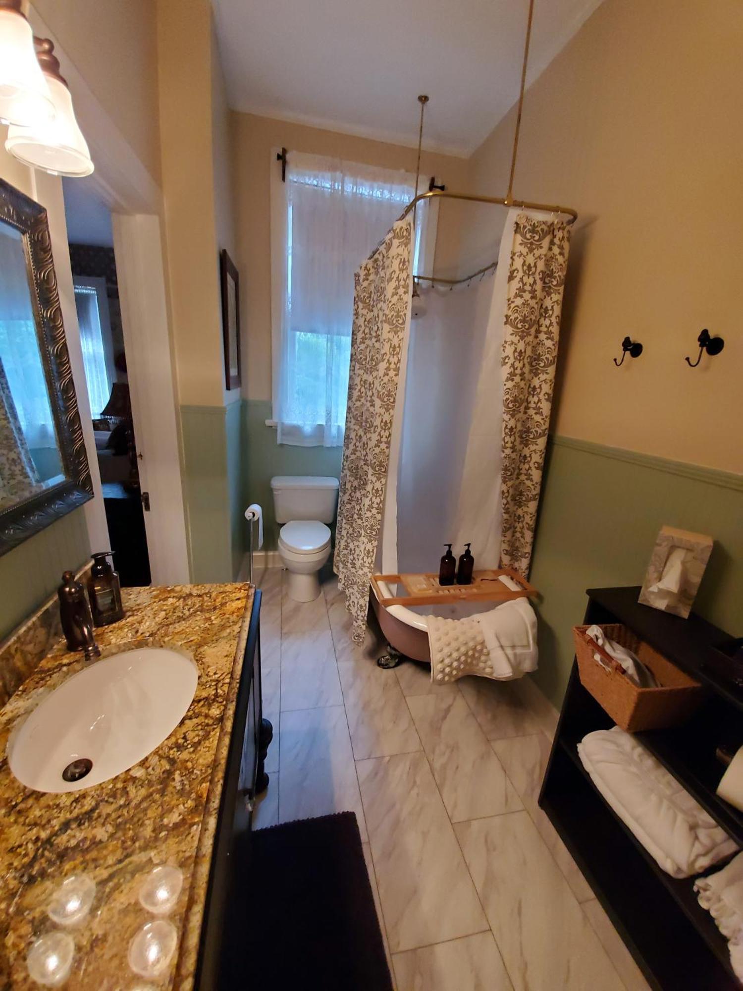 Queen Room with Spa Bath,1632158665:JPEG