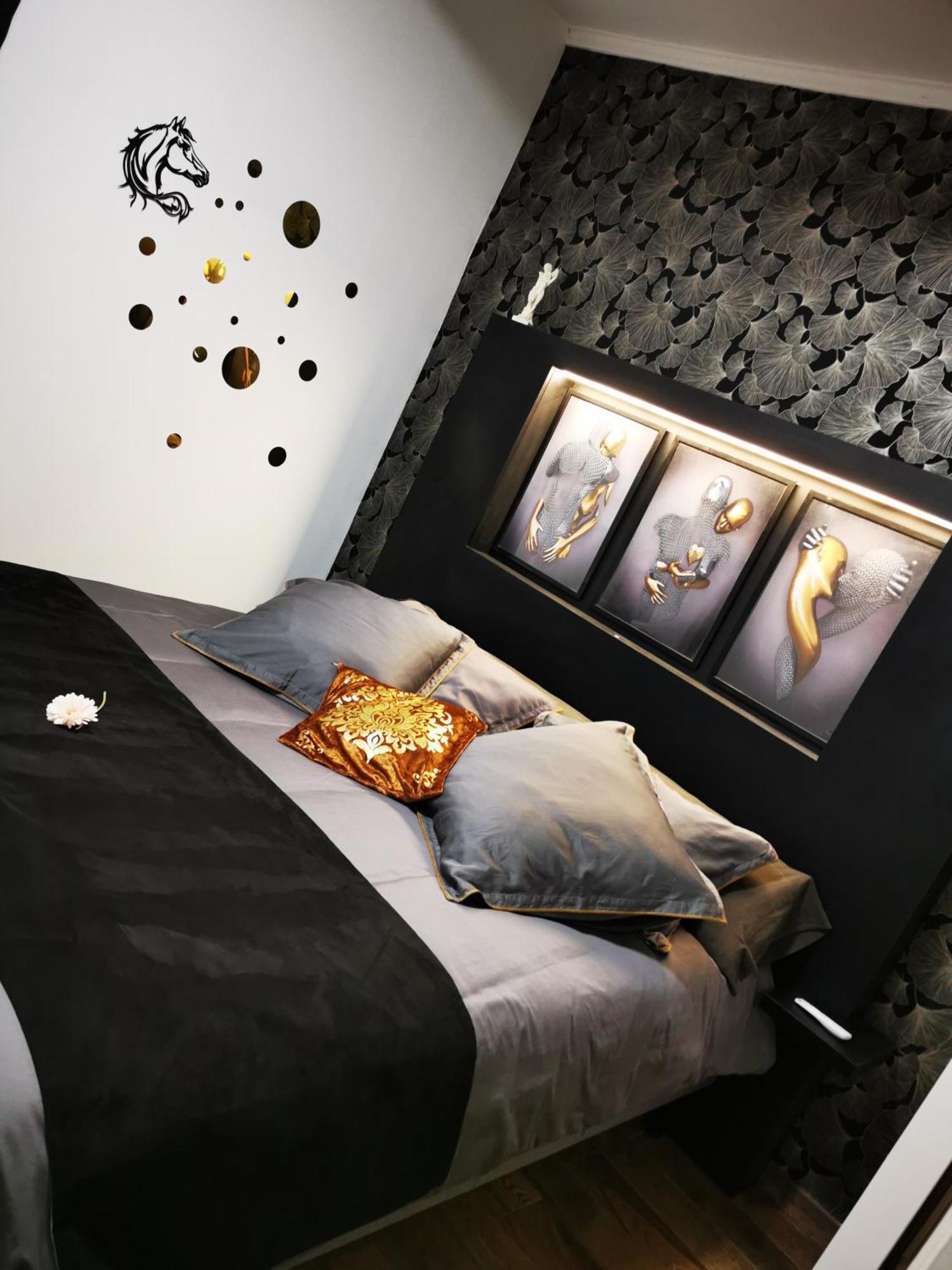 Studio Lit King-Size Deluxe