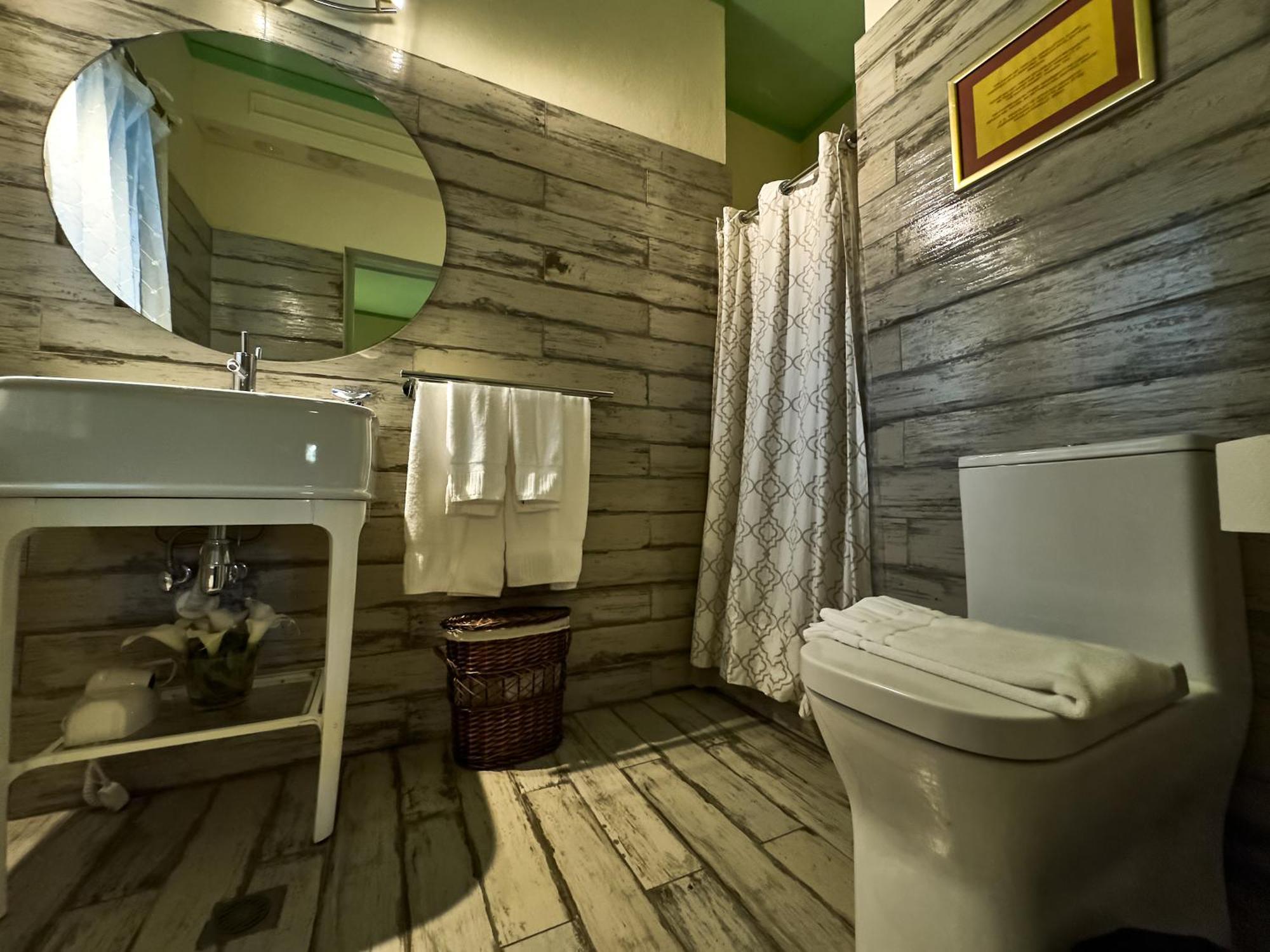 Deluxe Room,1649925841:JPEG