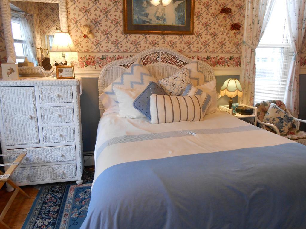 Petite Queen Room