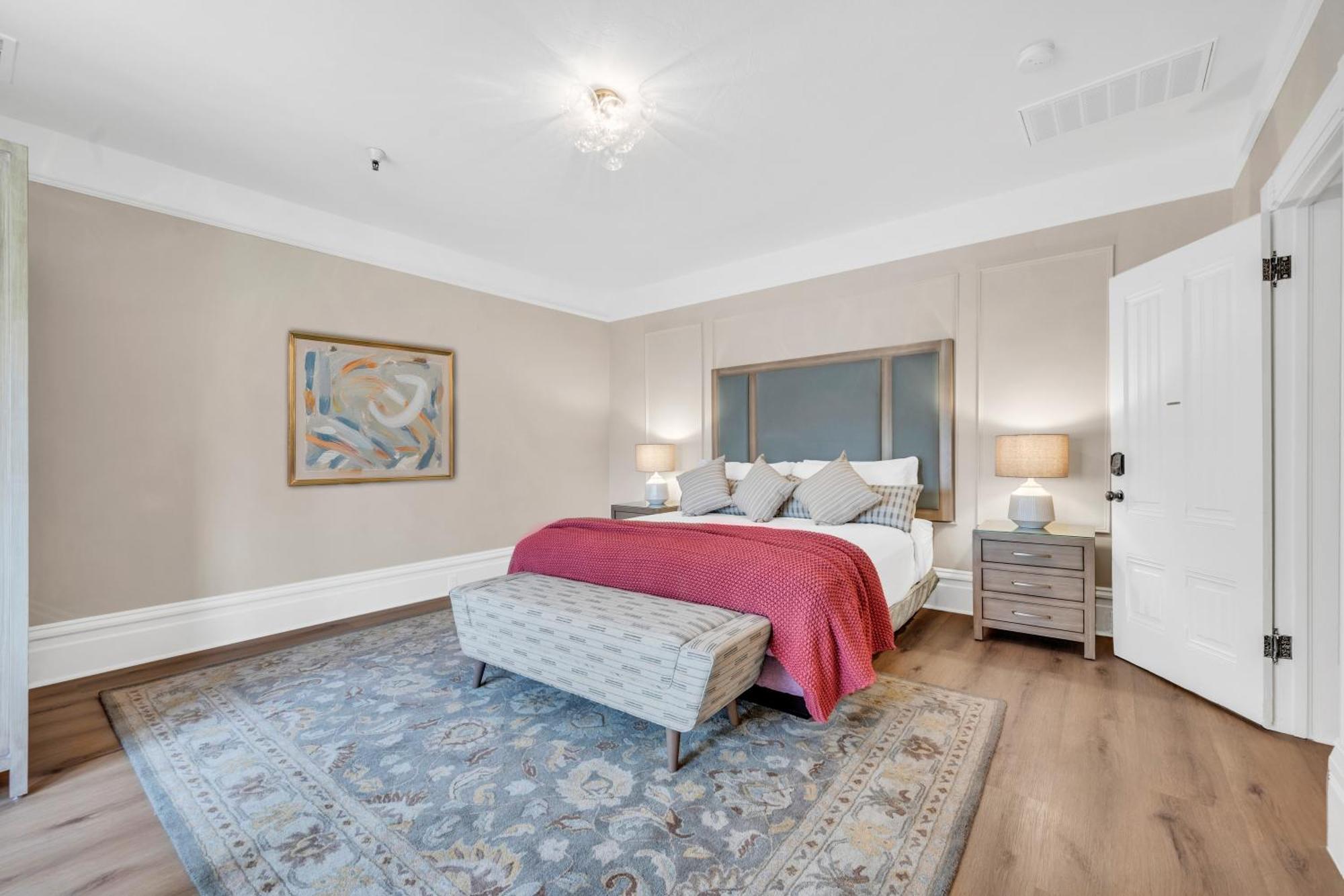 Deluxe King Room,1661350375:JPEG