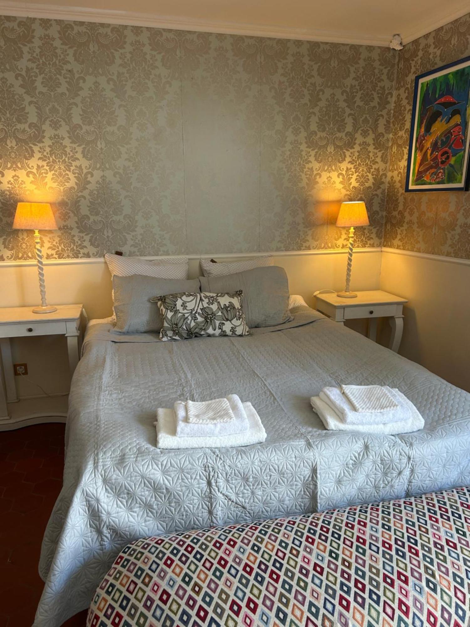 Zimmer mit Kingsize-Bett und Balkon