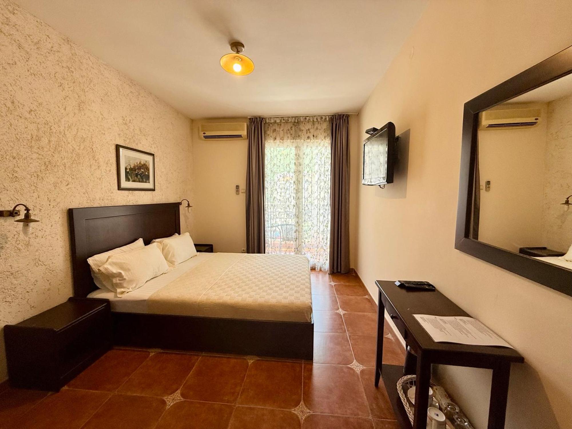 Deluxe Room,1679570431:JPEG