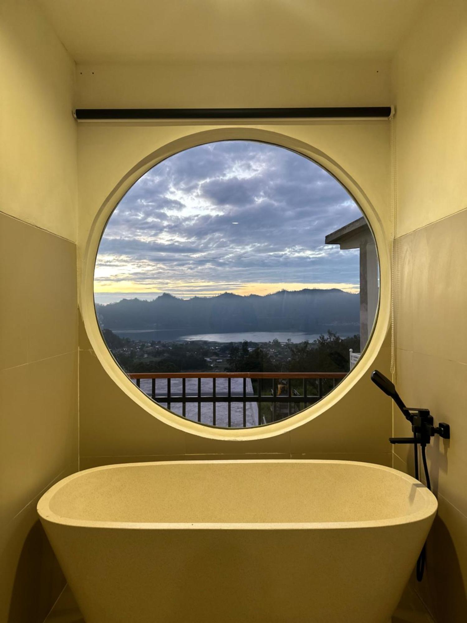 Zimmer mit Kingsize-Bett und Seeblick