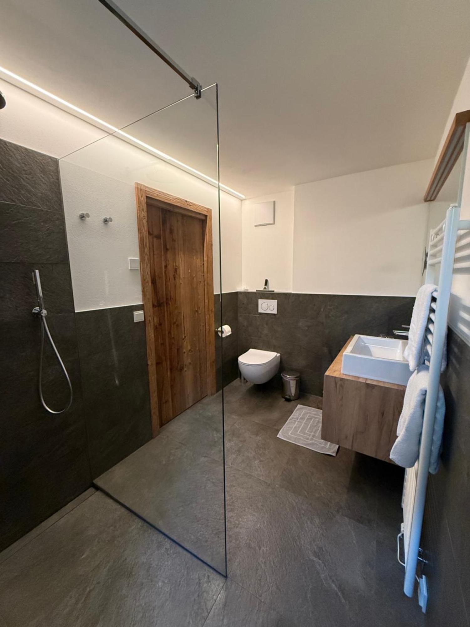 One-Bedroom Apartment Terrace,1681381568:JPEG