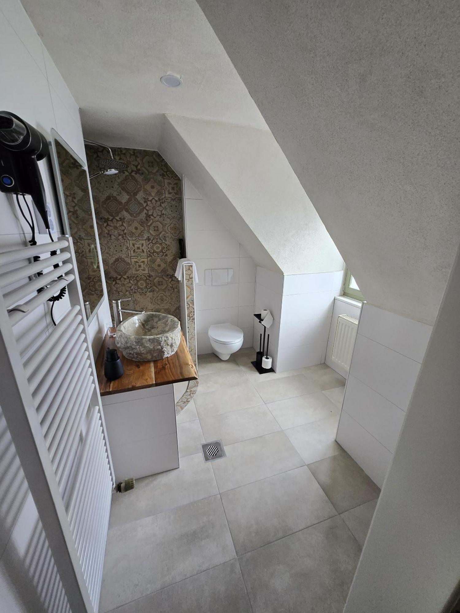 Single Room,1681717321:JPEG