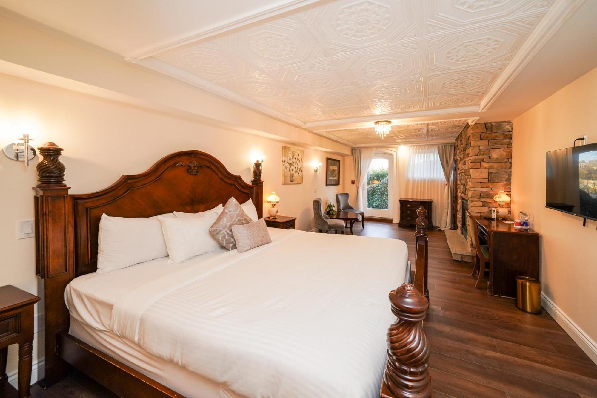 Deluxe King Room,1683834164:JPEG