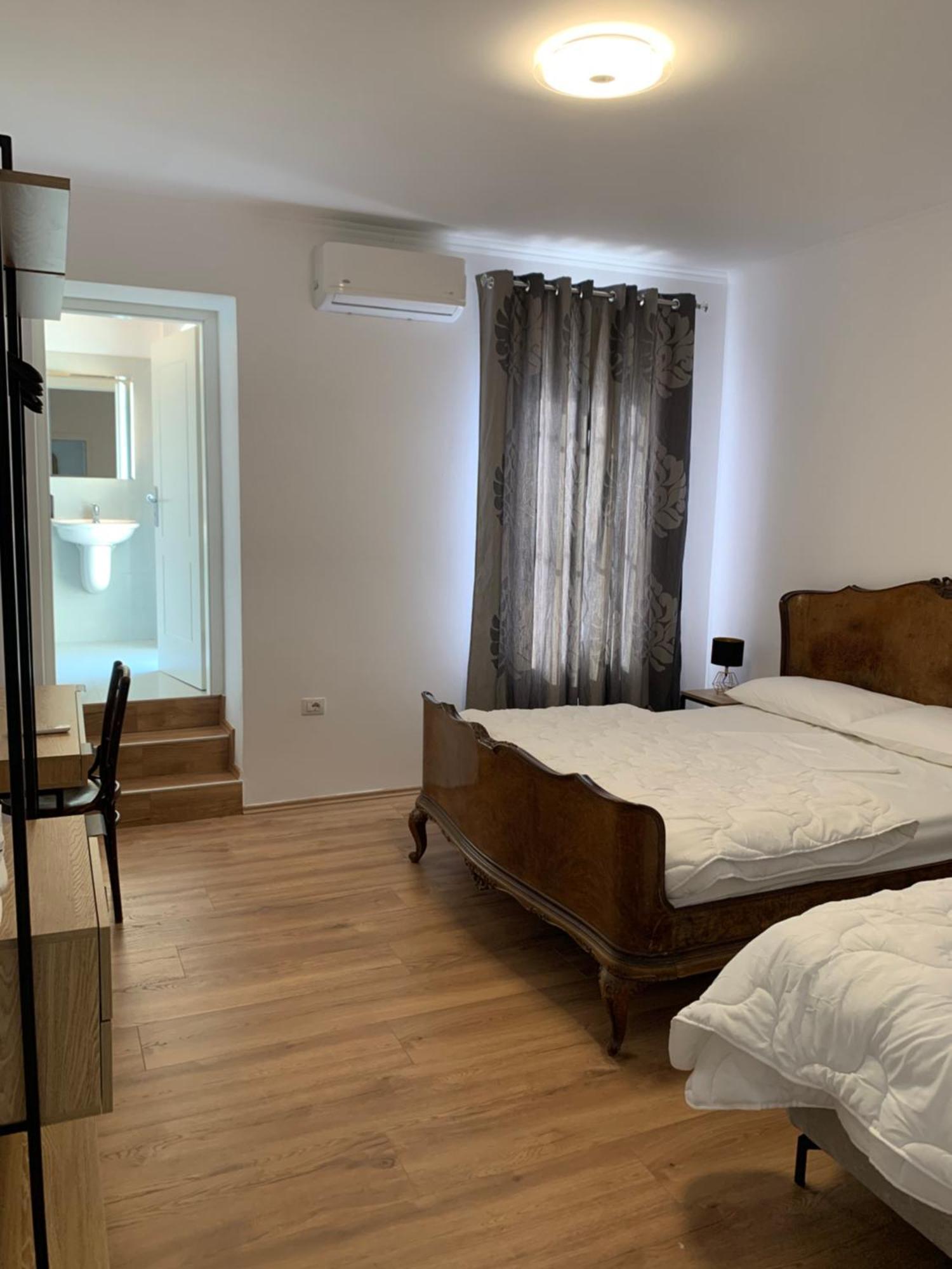 Dreibettzimmer mit Gartenblick