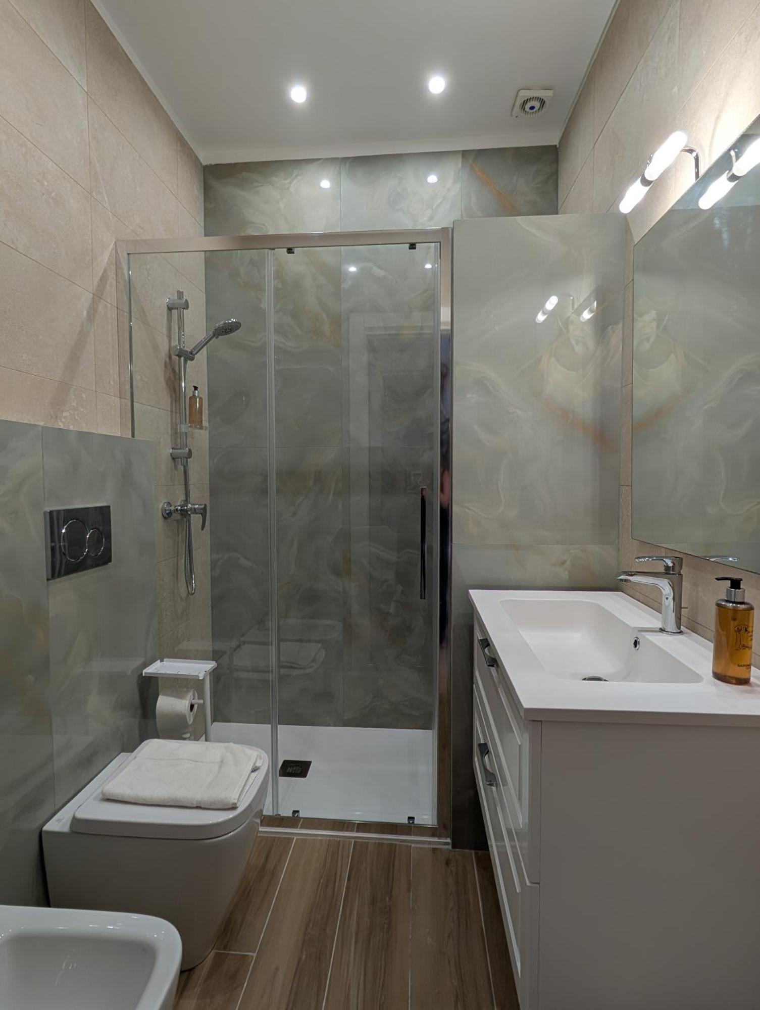 Camera Matrimoniale/Doppia con Letti Singoli con Bagno