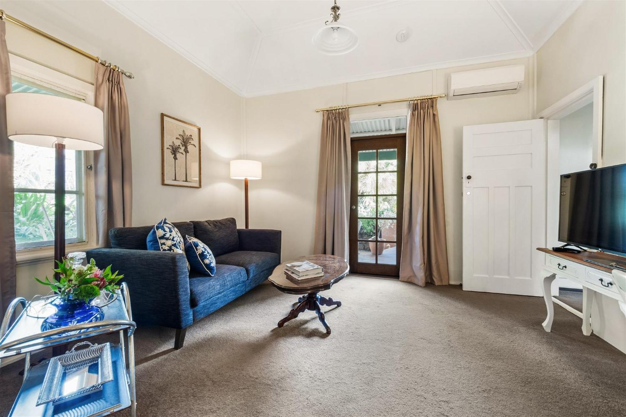 Courtyard Queen Room