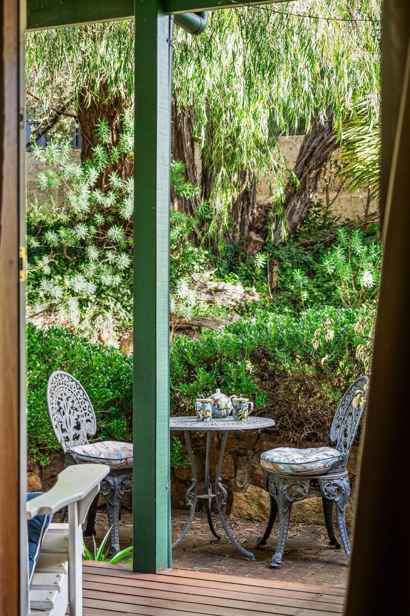 Courtyard Queen Room