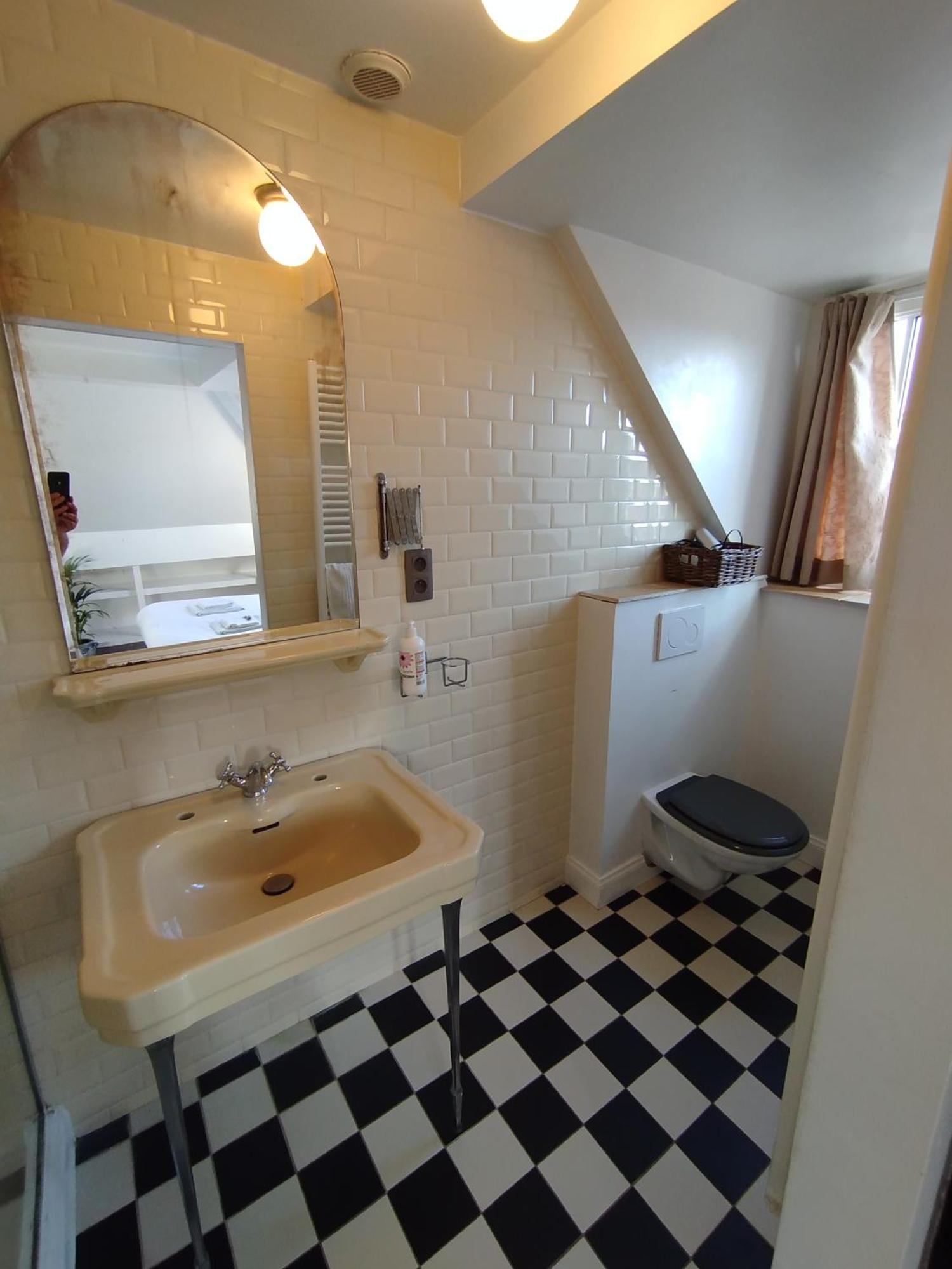 Habitación con cama grande