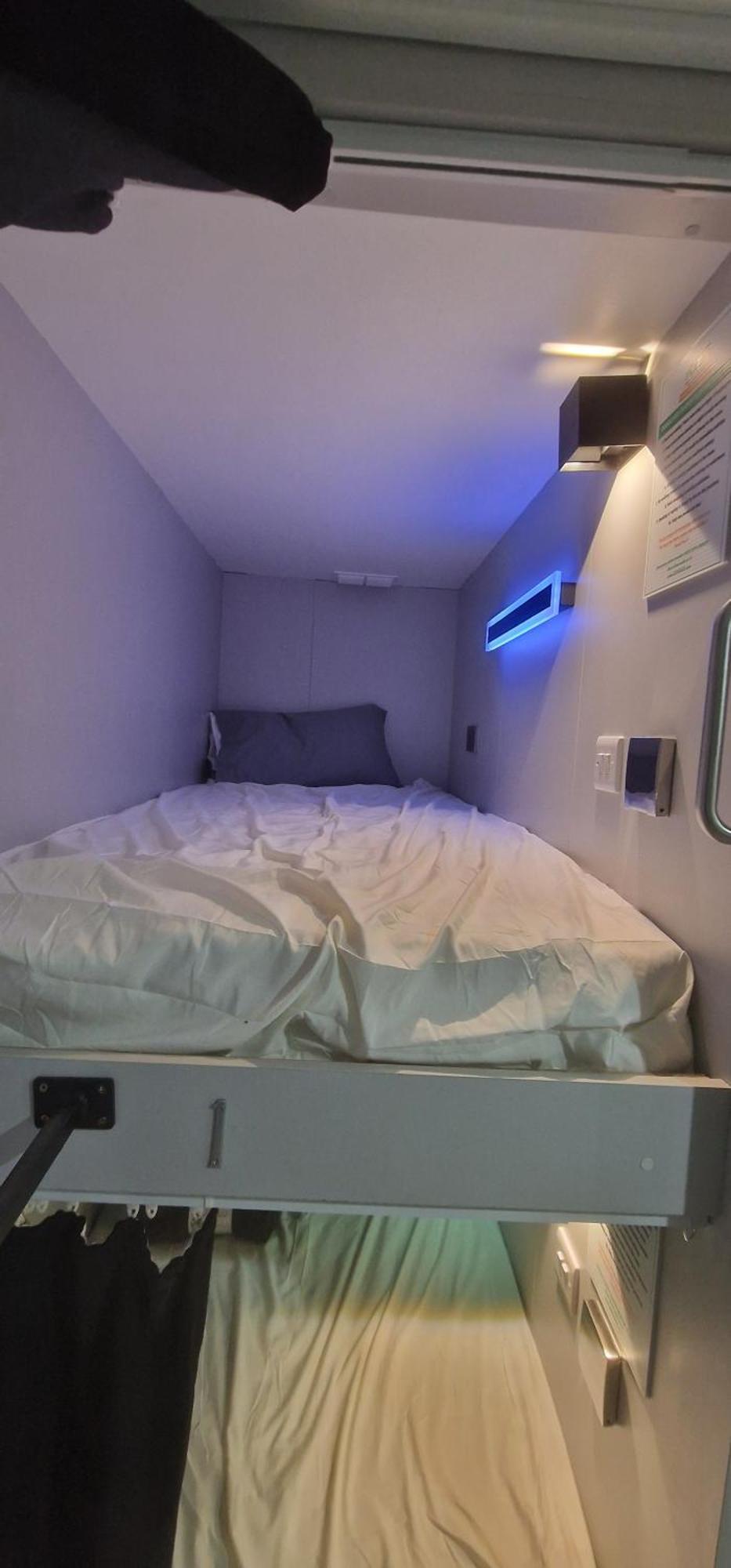 Sleeping Pod Mixed Dormitory Room