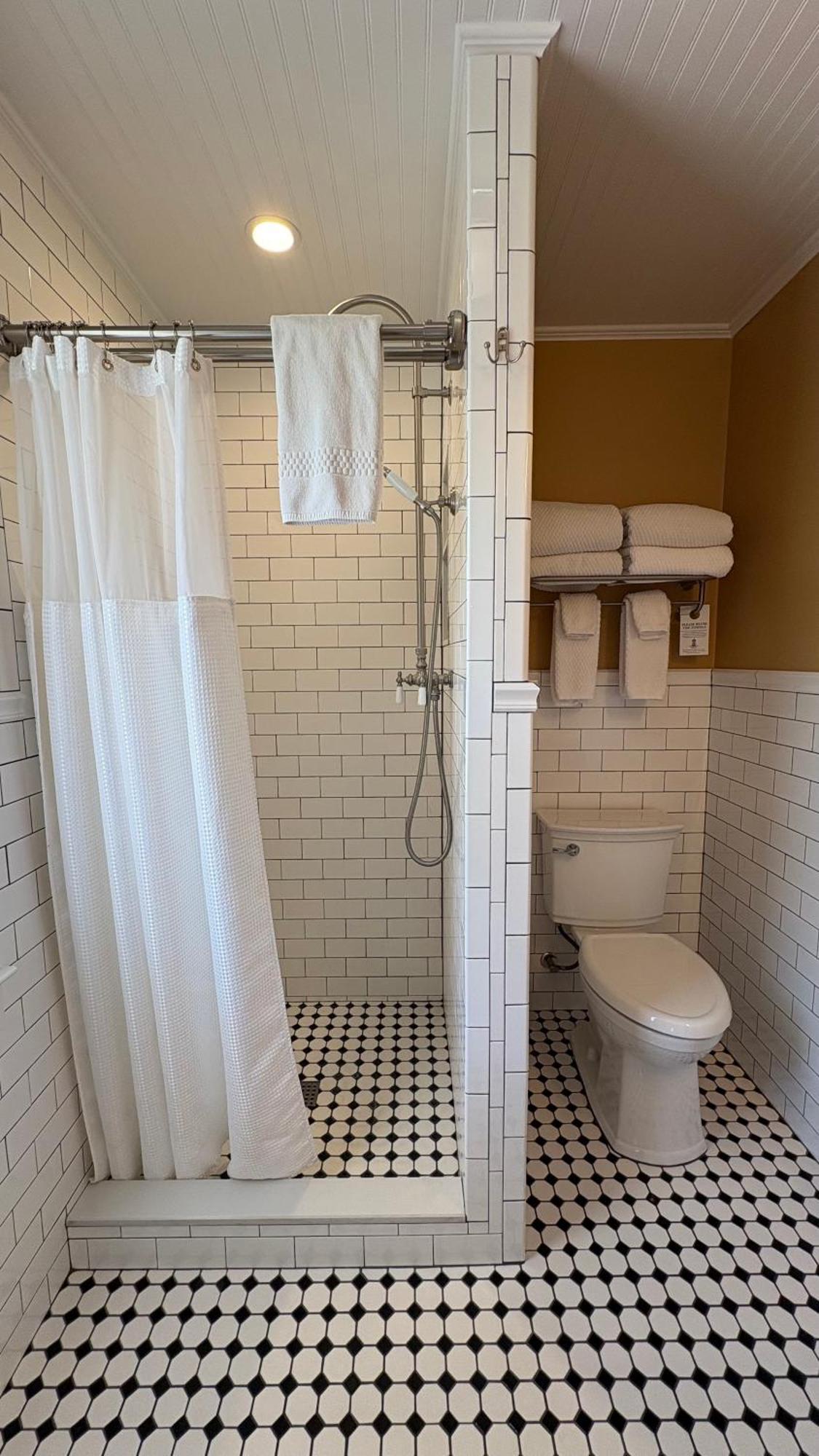 Deluxe Room,1708312674:JPEG