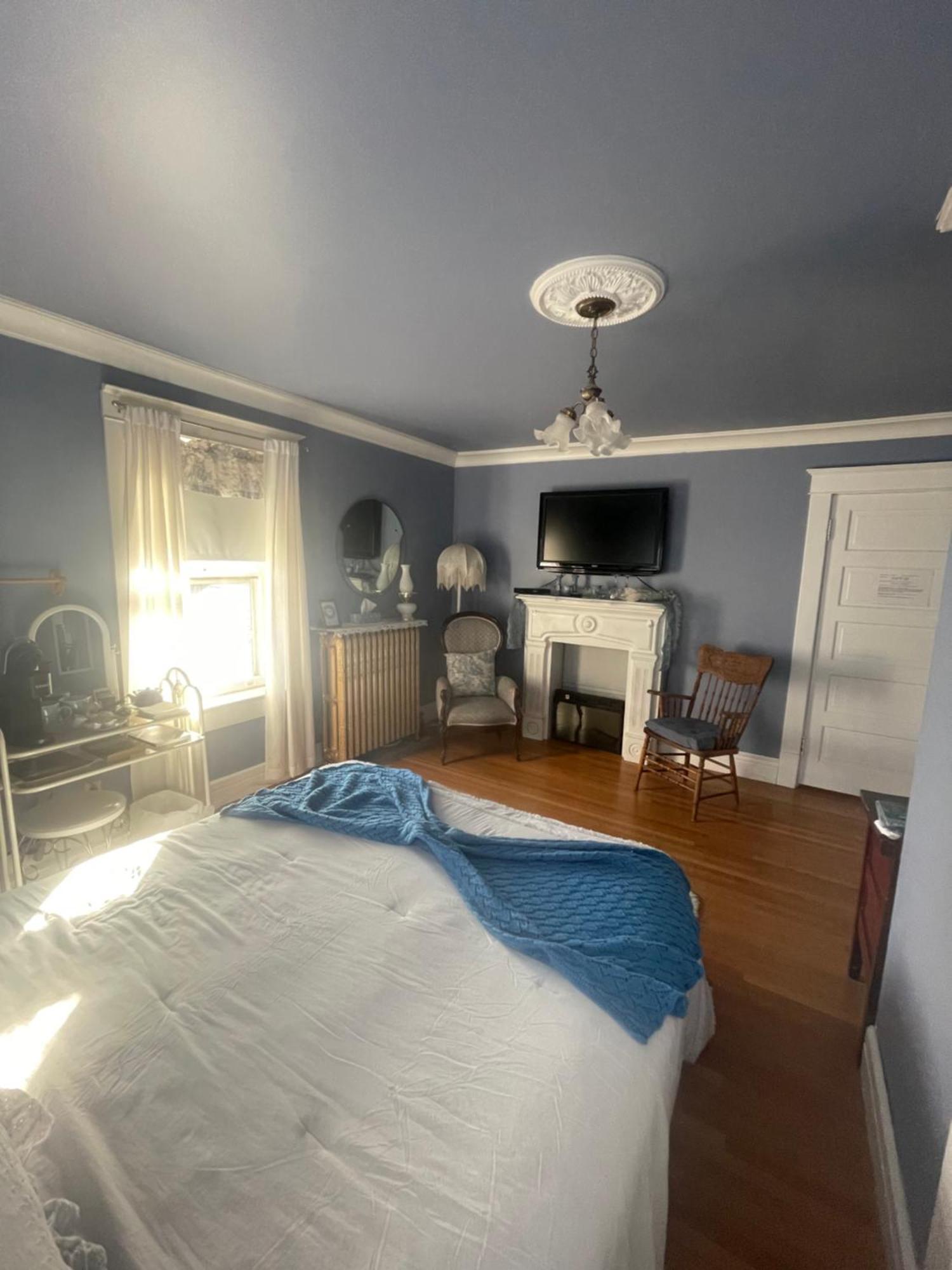 Queen Room,1756450412:JPEG