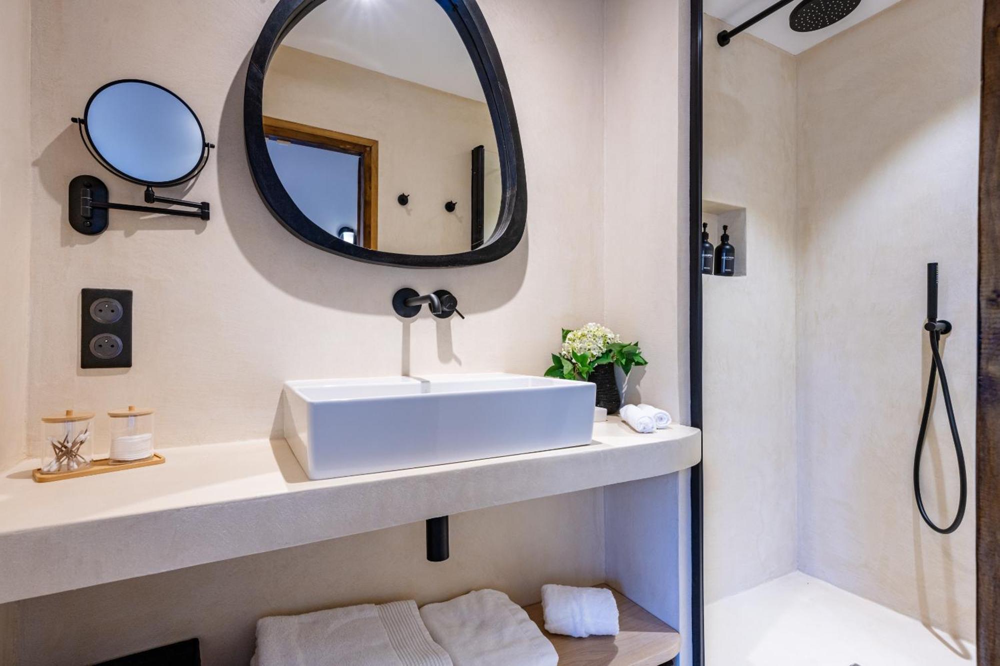Chambre Double ou Lits Jumeaux avec Salle de Bains Privative