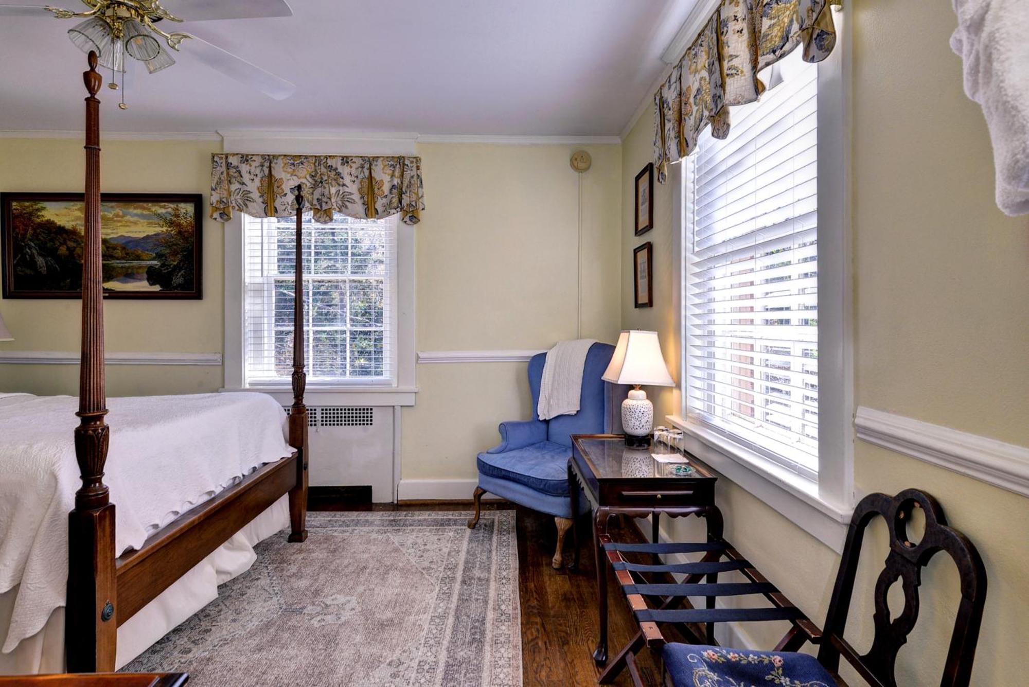Queen Room with Canopy