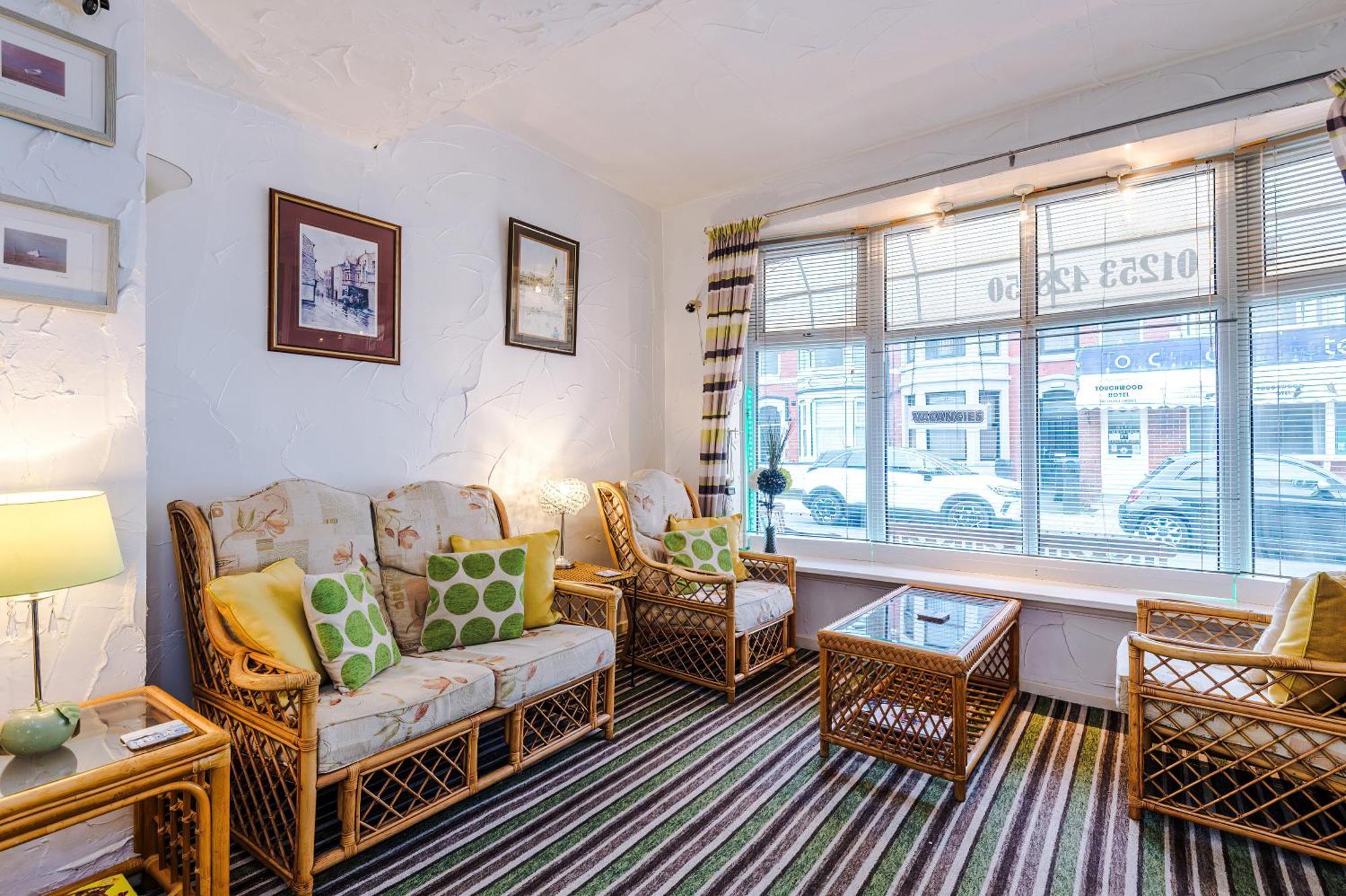 Family Room with Shower,1742881478:JPEG