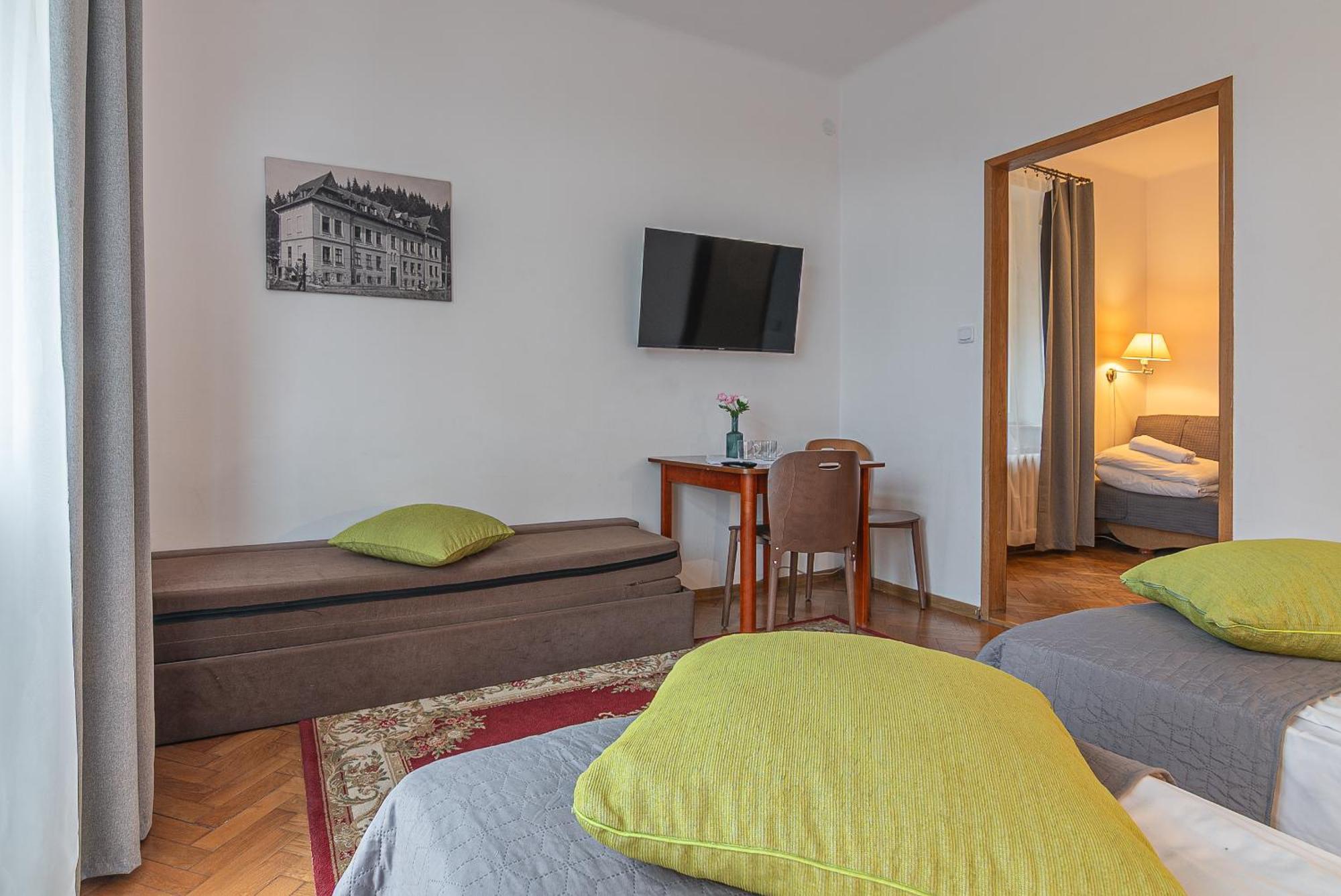 Dreibettzimmer mit Bad
