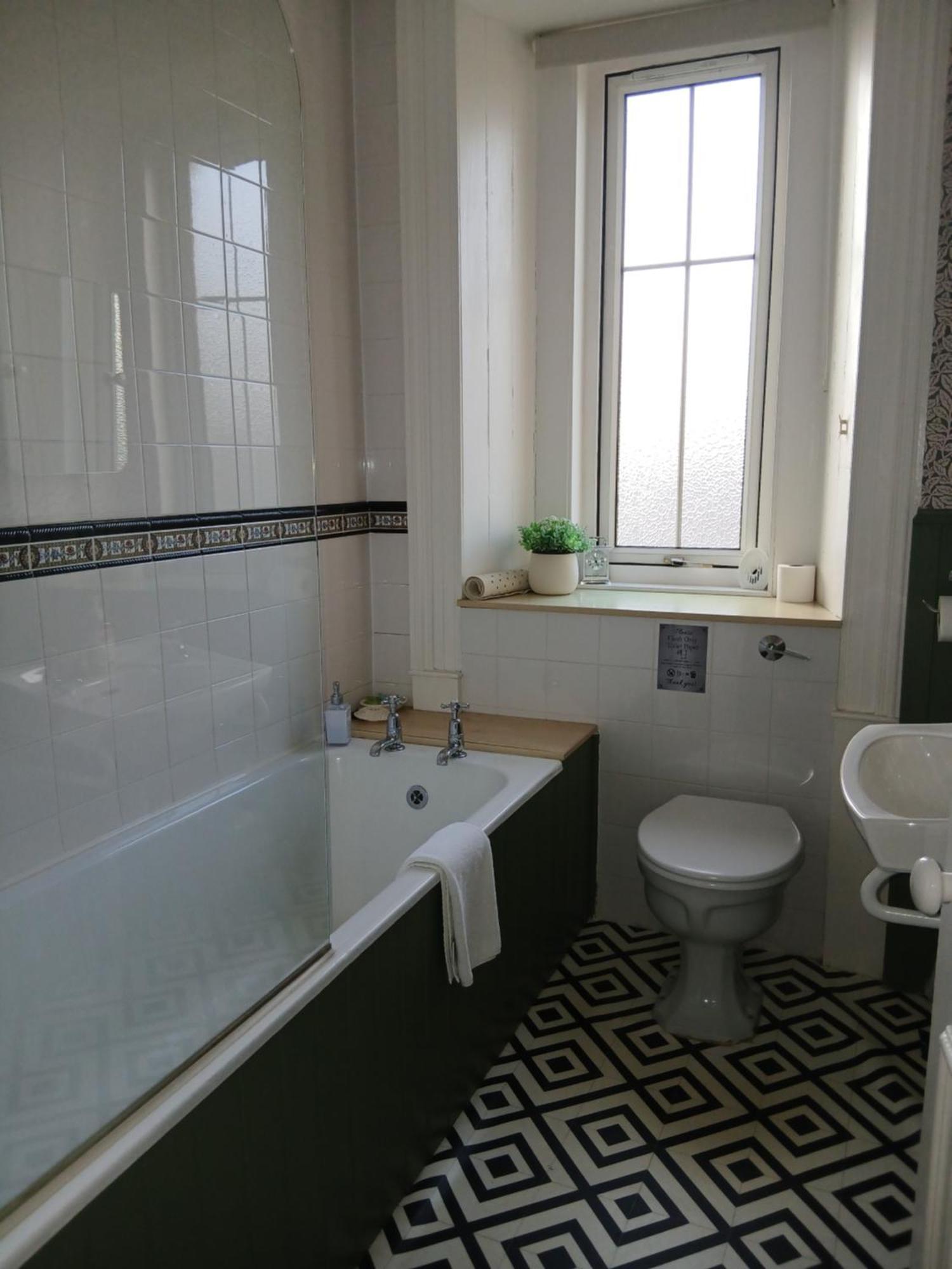 Chambre Simple avec Toilettes Communes