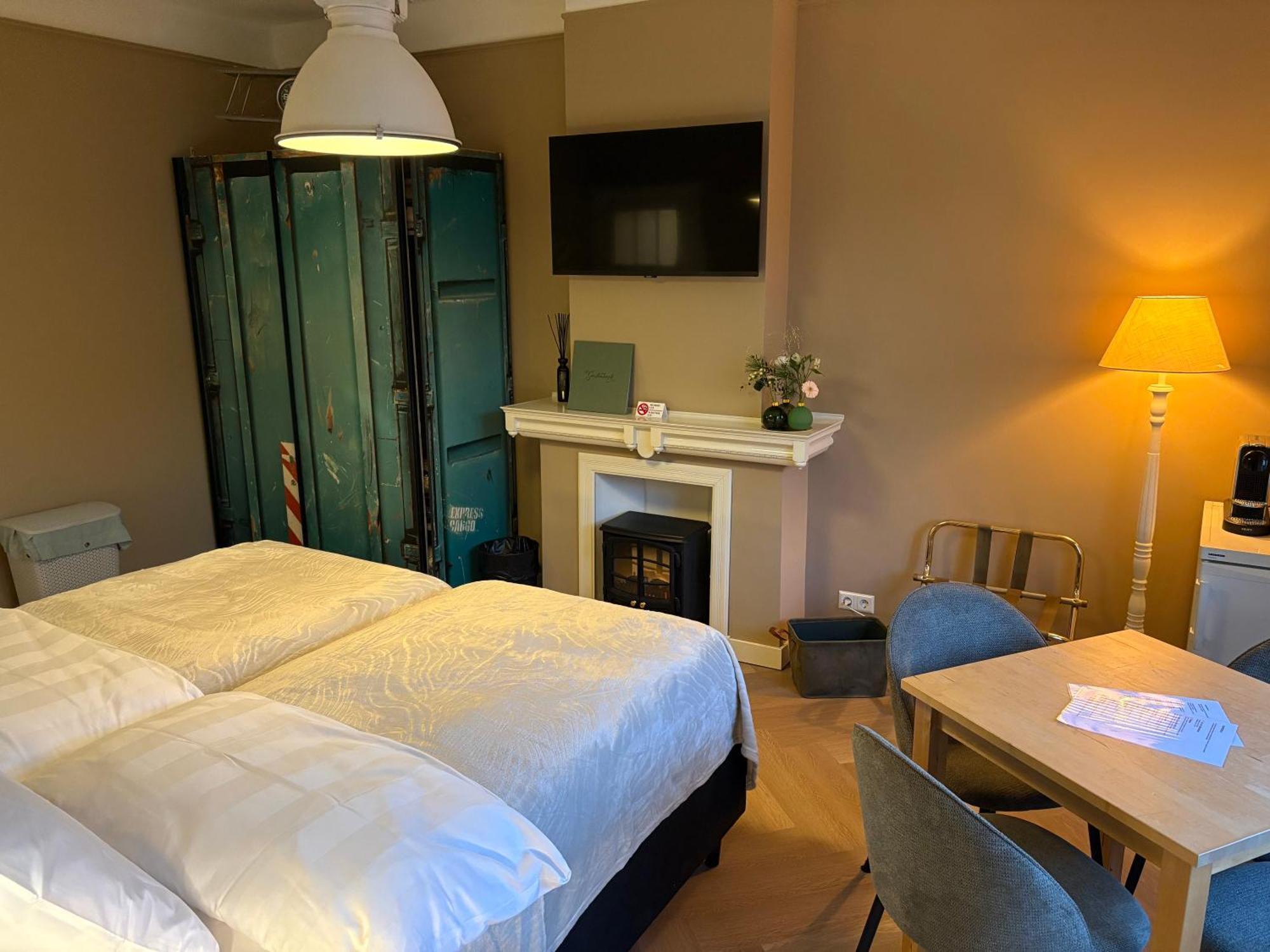 Vierpersoonskamer met Badkamer
