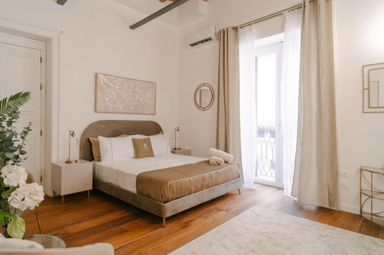 Habitación con cama grande y balcón